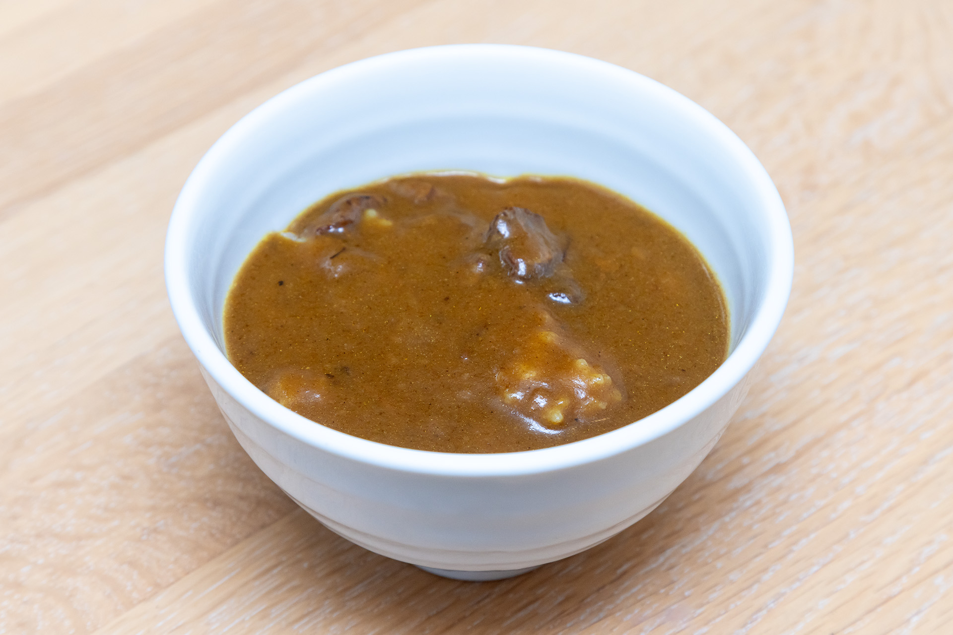 夕食後の時間帯には「シェフのまかないメシ」を用意。この日はカレーが用意されておりロビーはもちろん部屋に持ち帰るのもOK