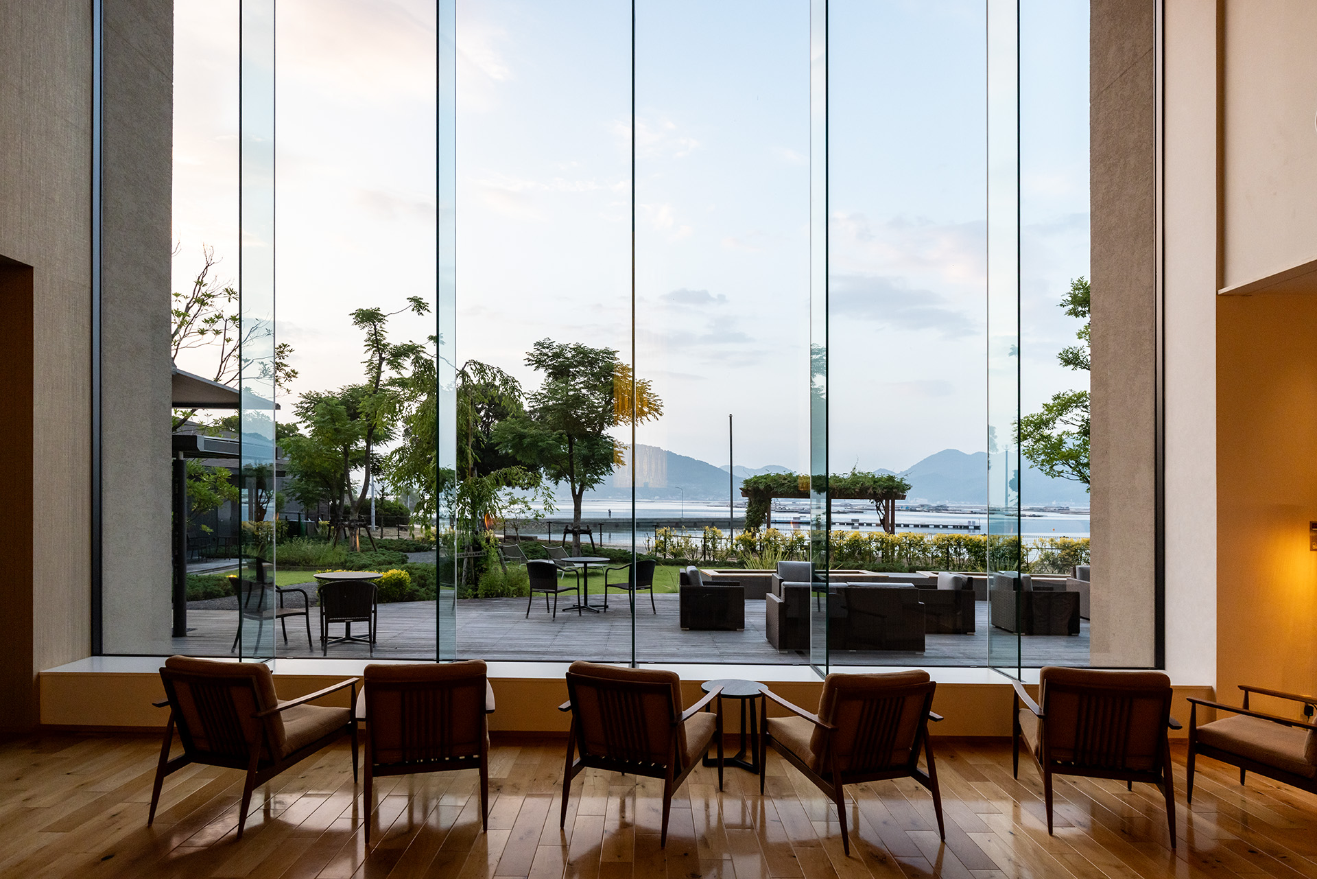 ロビーラウンジの奥には「宙（そら）ラウンジ」。海側は大きなガラスを配置し、海を眺めることができる