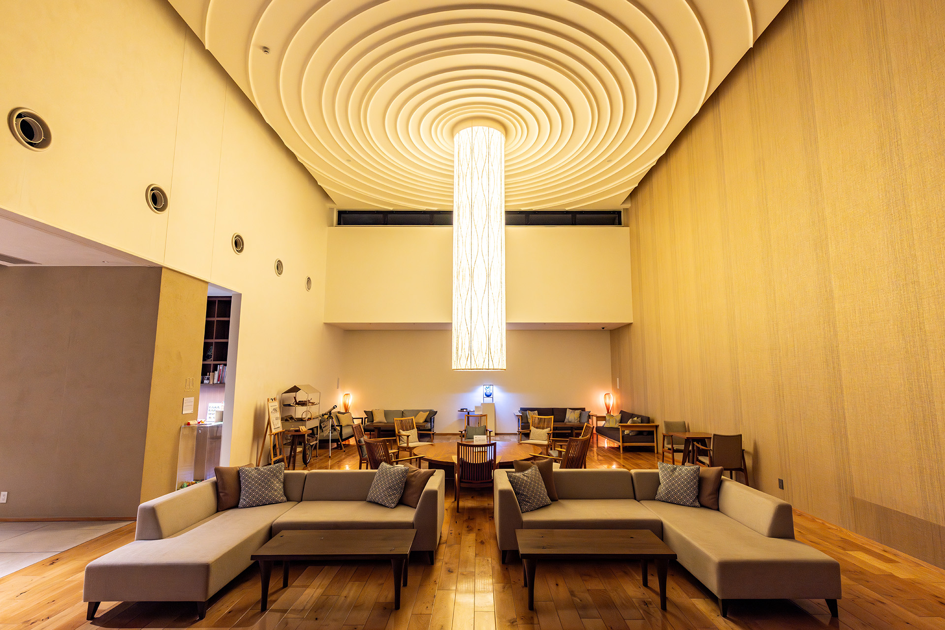 反対側は一転してぬくもりを感じさせる空間