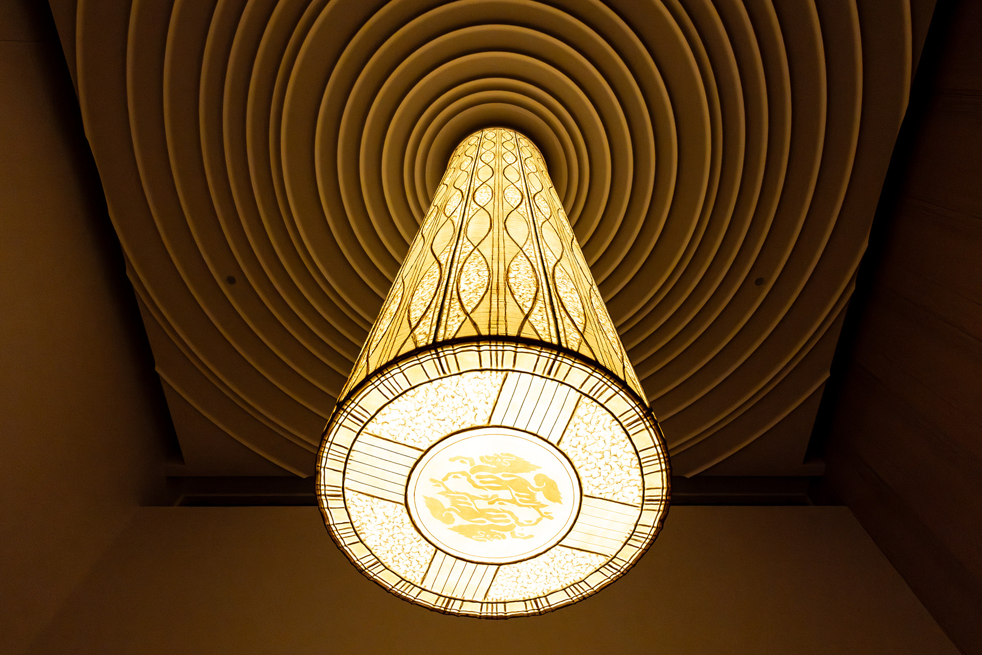 ラウンジ中央には和紙作家、堀木エリ子氏による「宙の兆し」を配置。底面には江田島出身の工芸家、六角紫水氏が手掛けたといわれるキリンビールのロゴマークを描いている