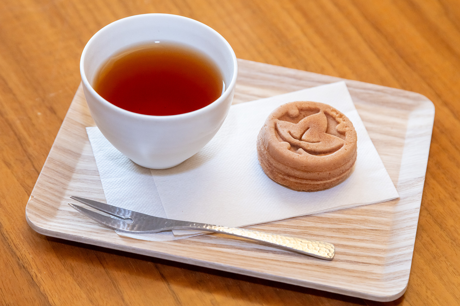 宙ラウンジでウェルカムドリンクとお菓子のサービス。この日は自家製ハーブティと広島菓子処 にしき堂の「楓果（ふうのか）」