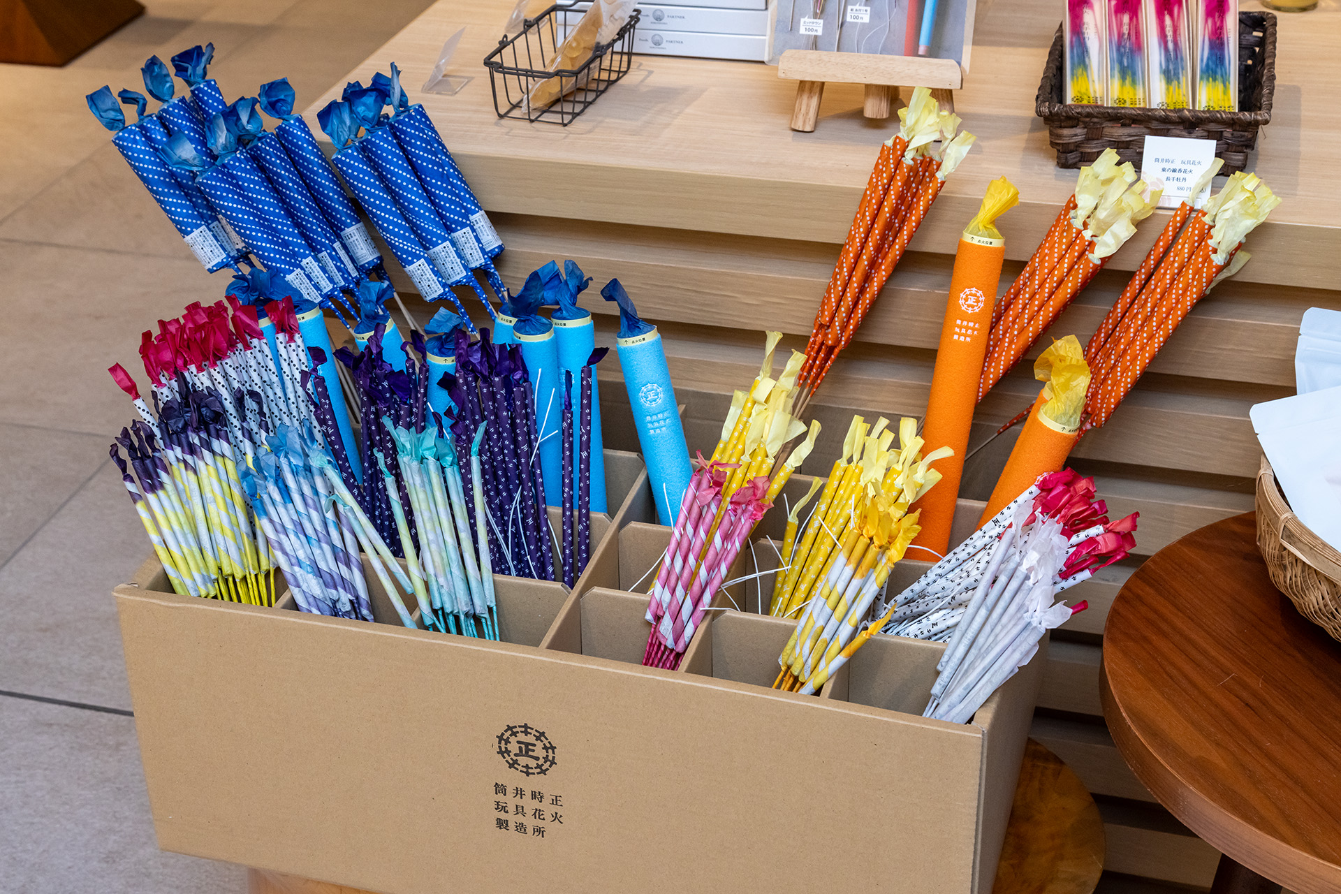 線香花火など伝統的な玩具花火を製造する「筒井時正玩具花火製造所」の花火も