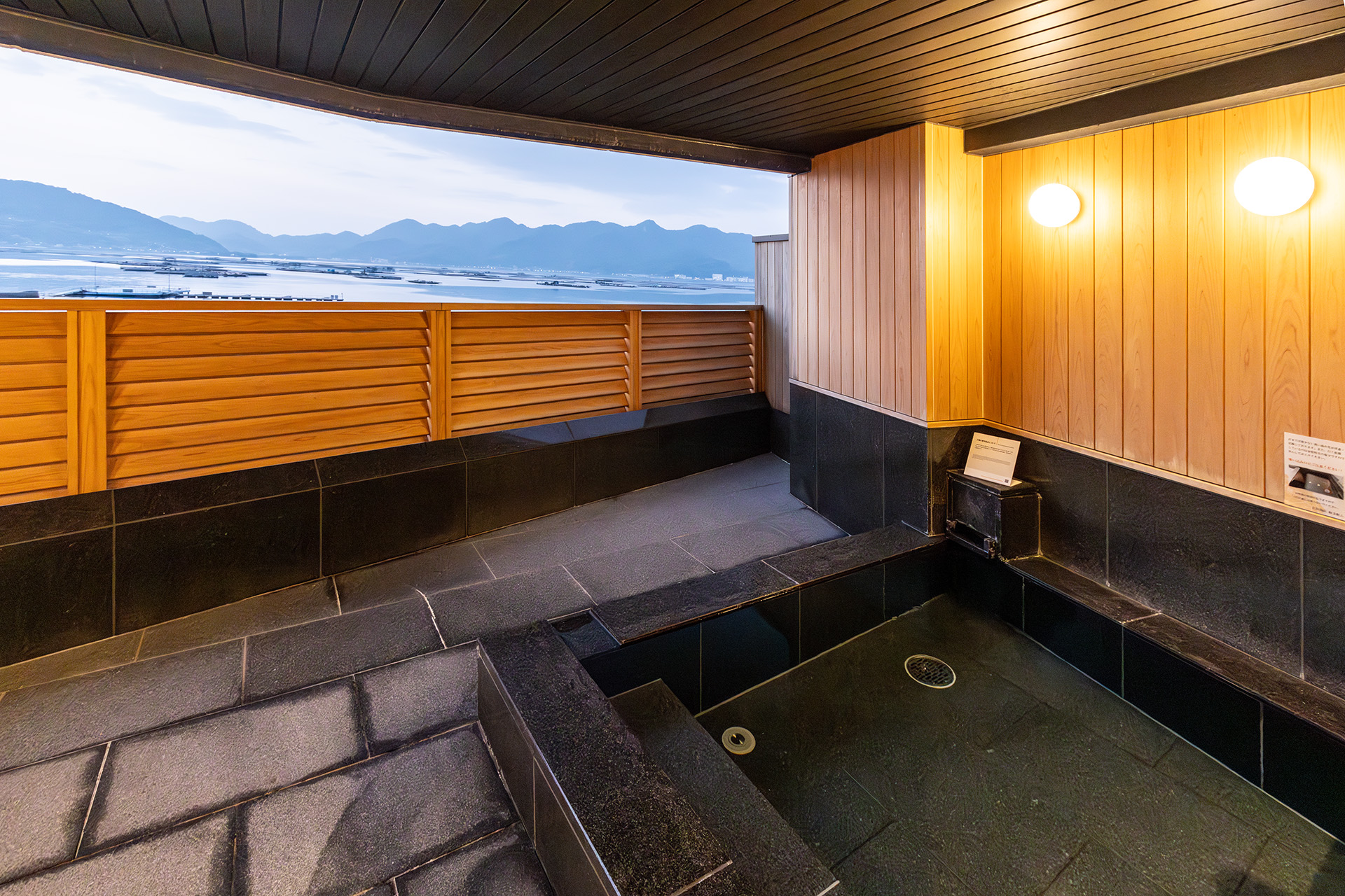 半露天の貸切風呂は写真の「星の湯」と「海の湯」の2か所。利用時間は50分間