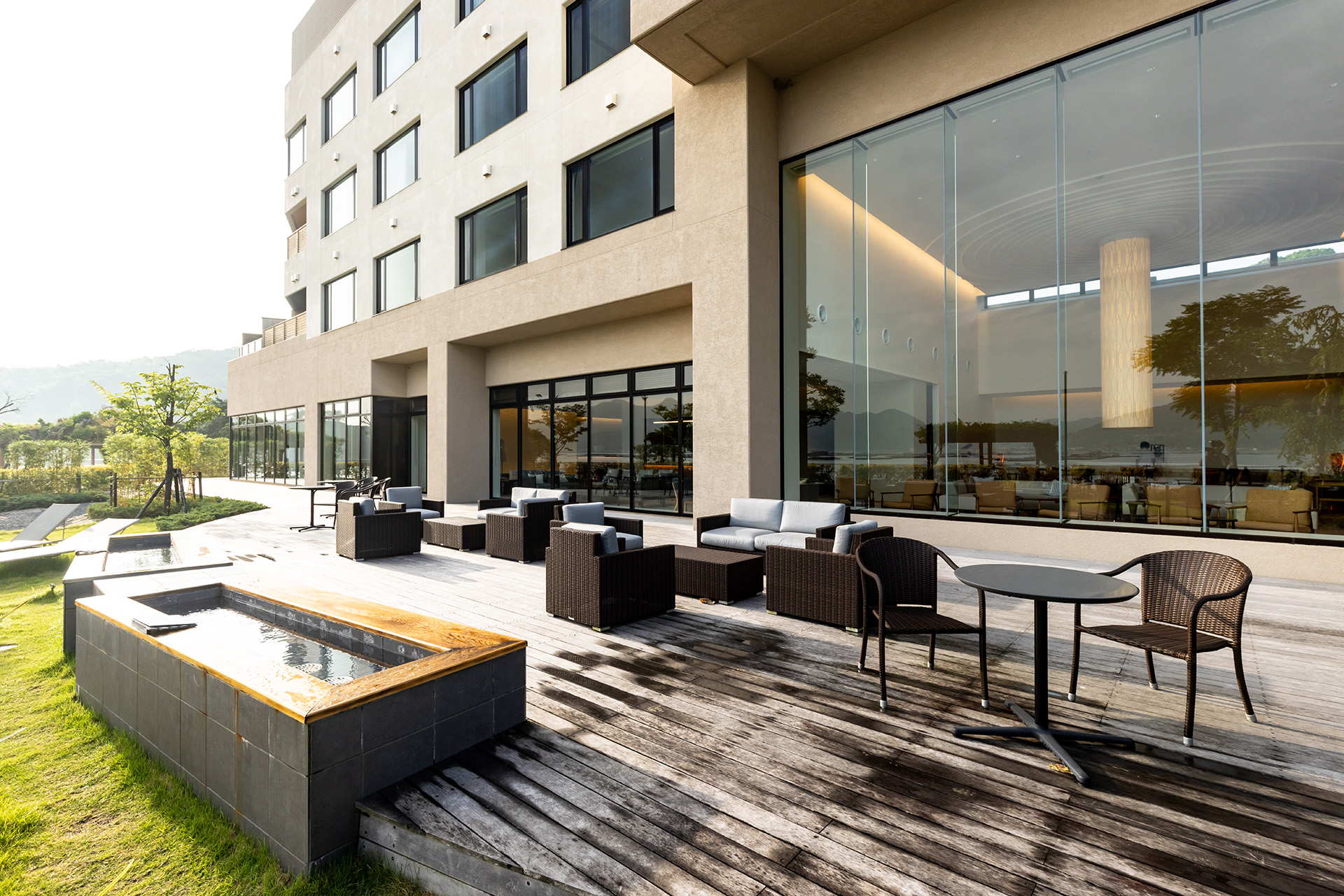 ホテルの海側には凪テラスが広がる