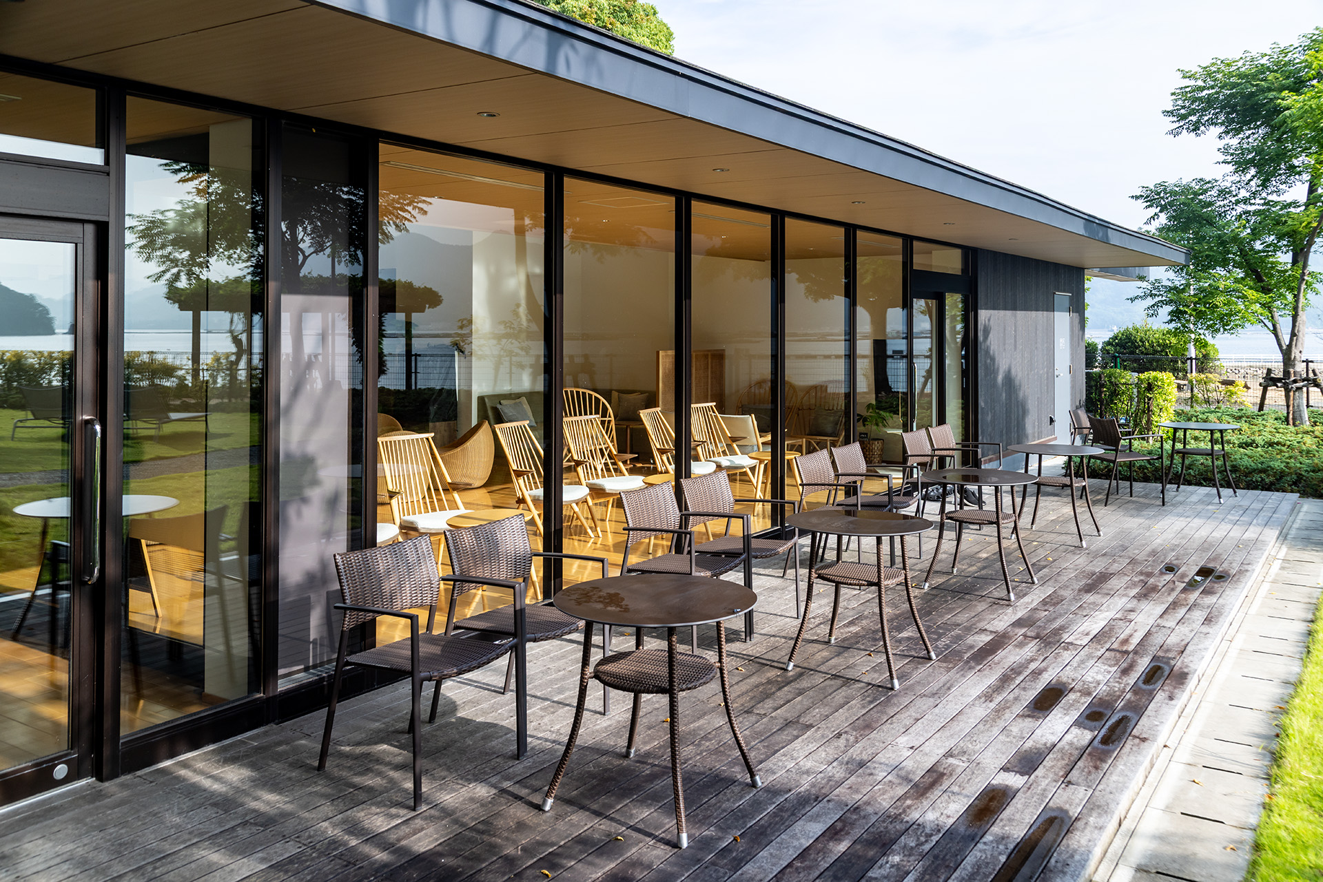 湯上り処の前にはウッドデッキ