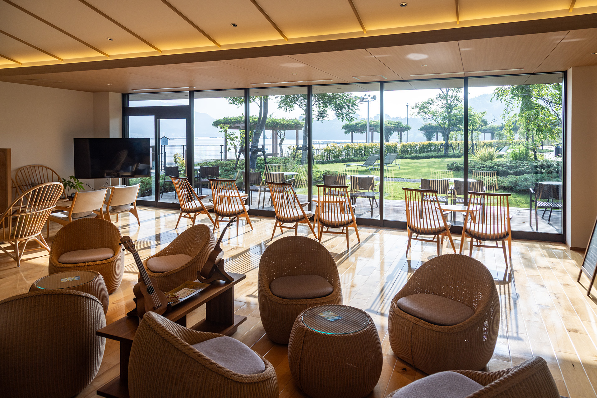 湯上り処。ただの休憩スペースのように見えるが朝はヨガ体験、夜にはバーが出現する