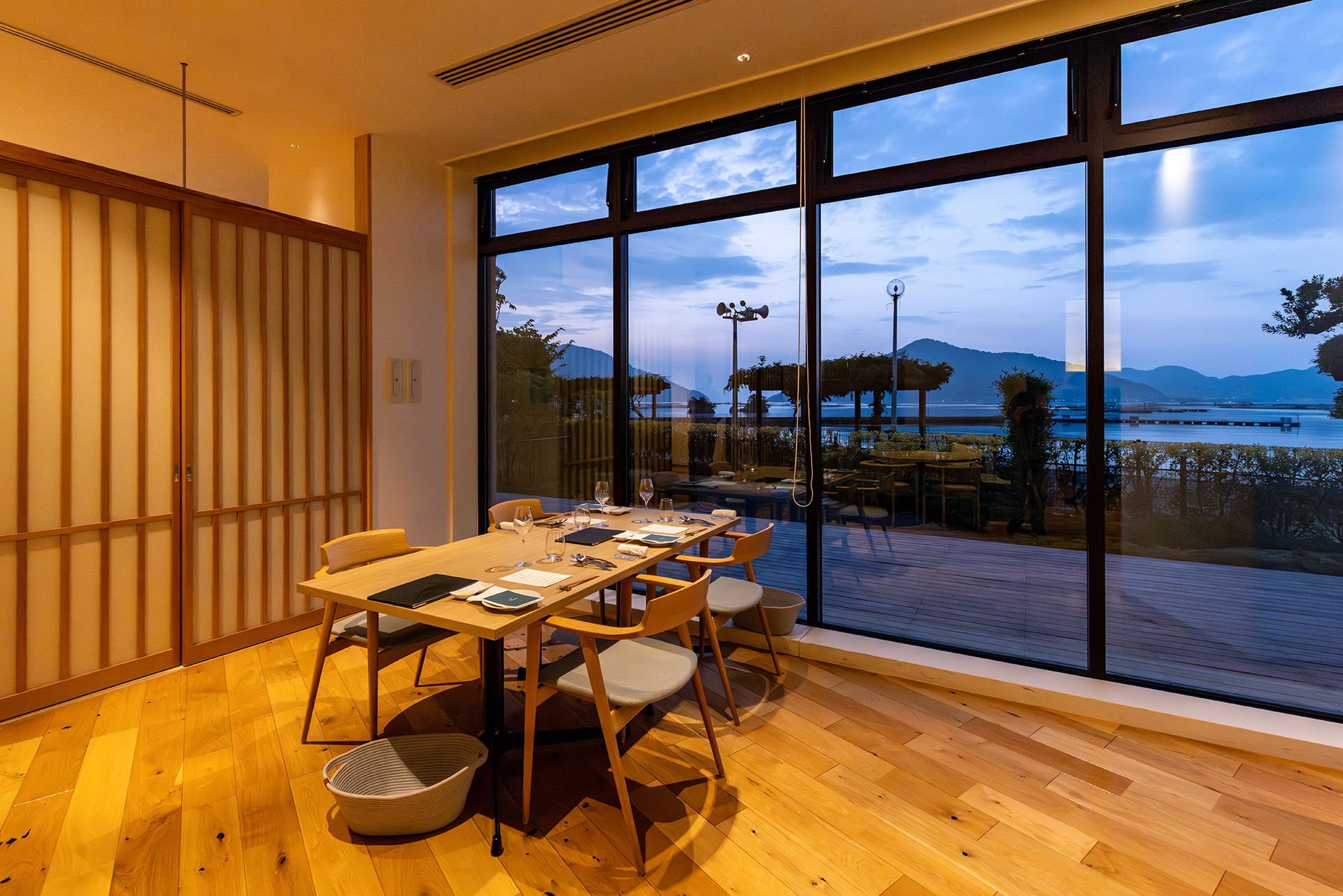 店内の照明は暖色系でまとめられており落ち着いた雰囲気