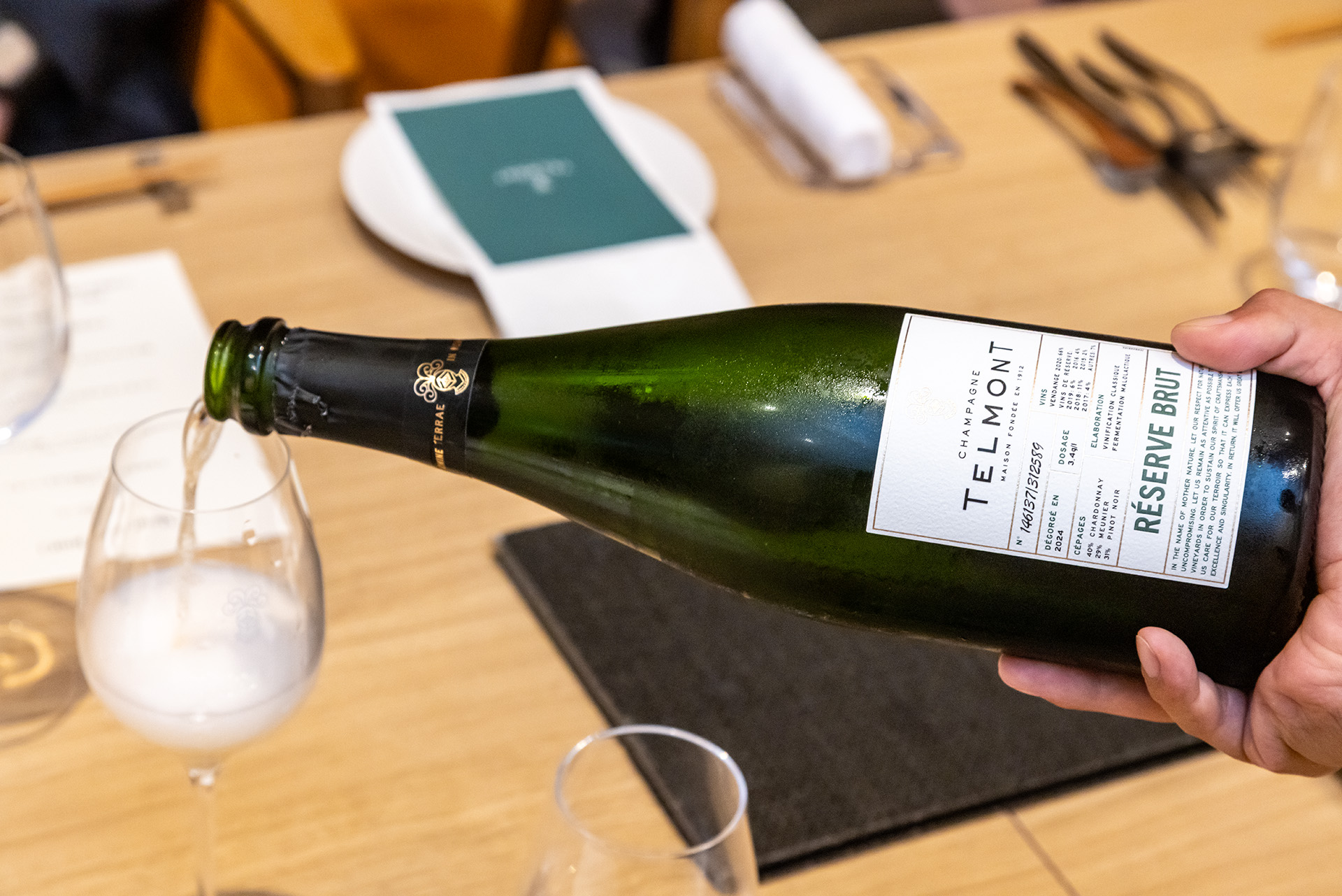 ディナーは地元産の食材を豊富に使ったフレンチ。まずは江田島荘ならではの特別な一杯としてシャンパン「テルモン」を提供