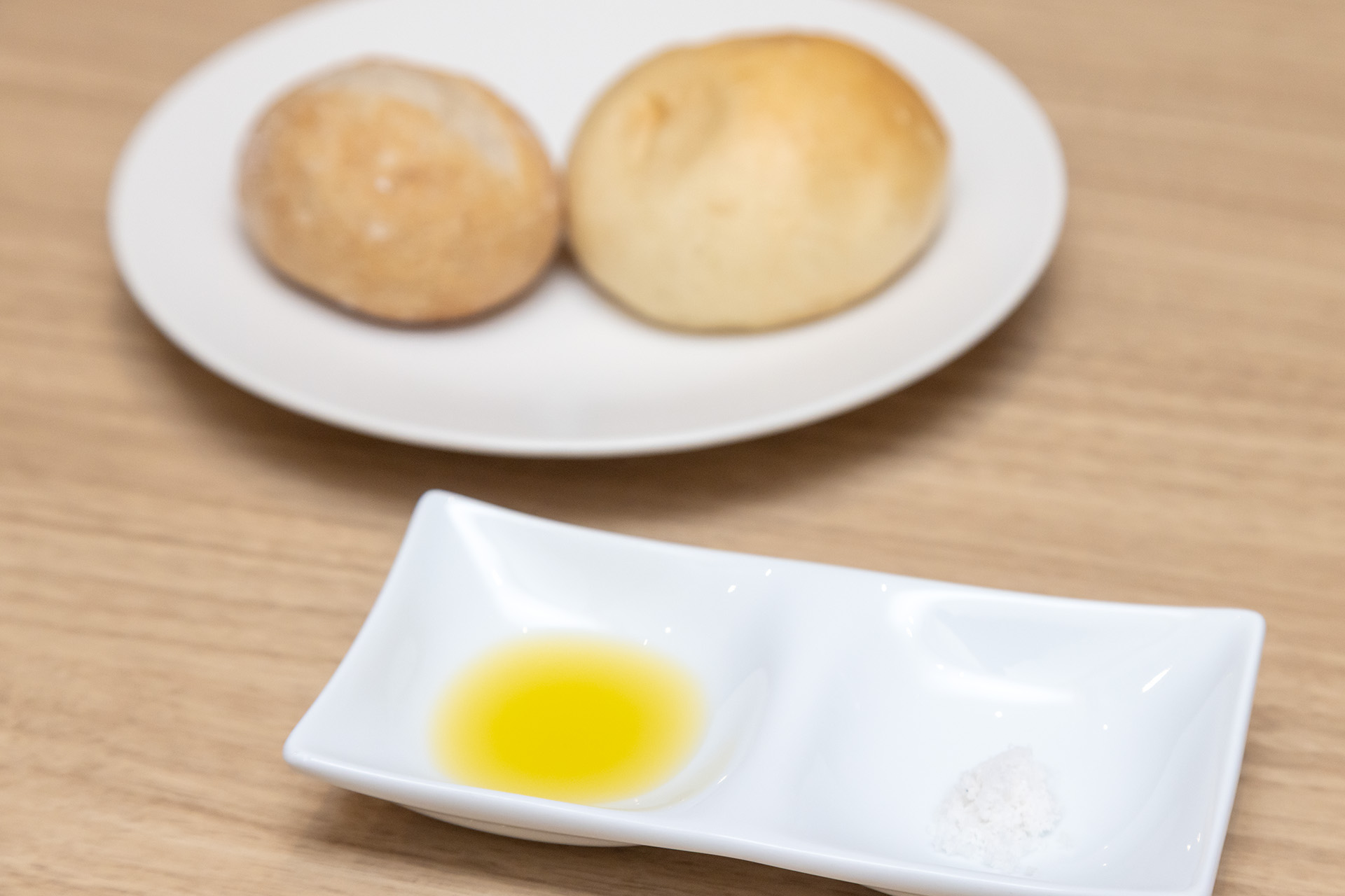 付け合わせのパンは江田島産のオリーブオイルと温泉から作った塩で