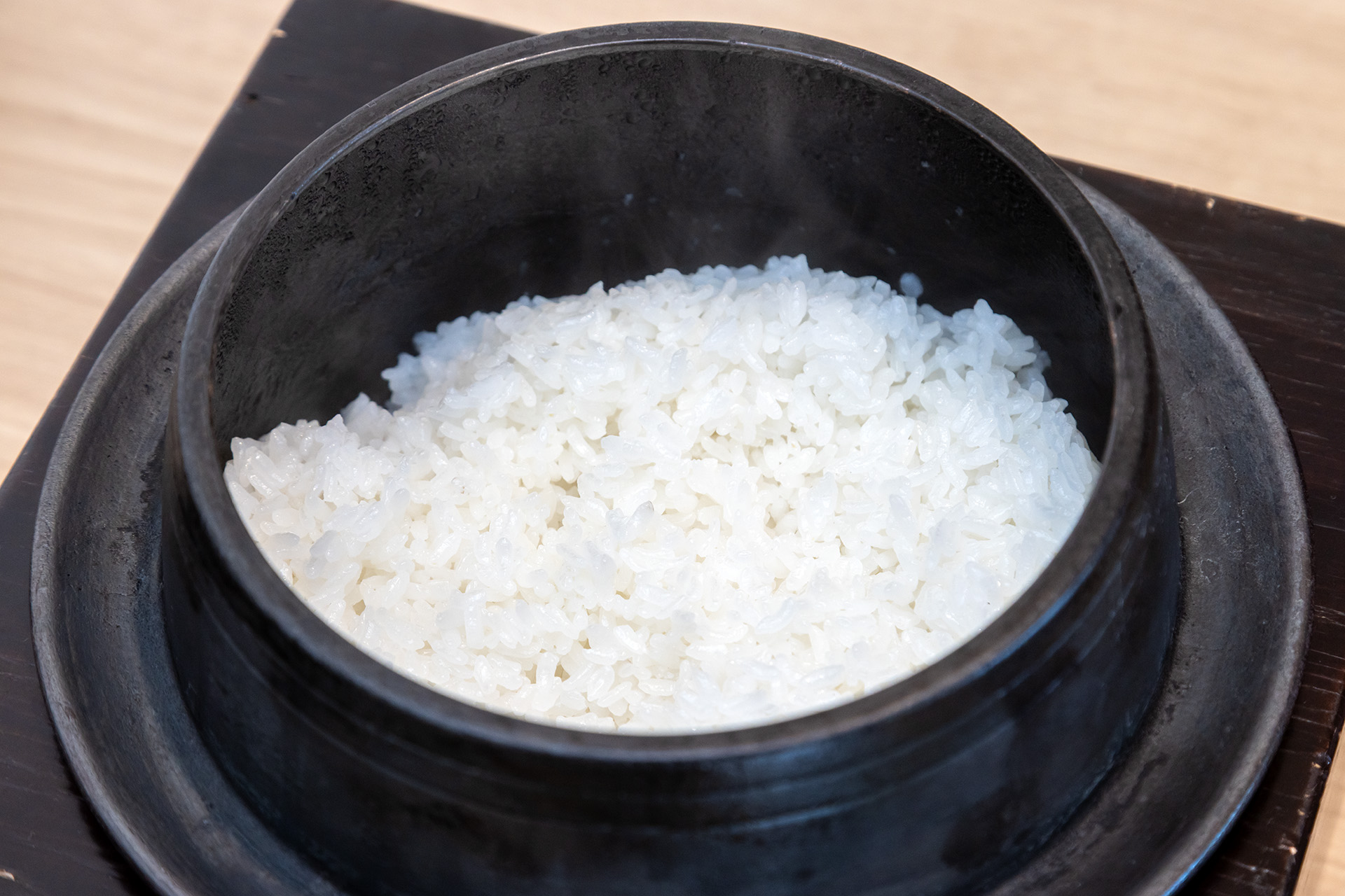 オリジナルの南部鉄器で炊きあげられたご飯が付く。お米はもちろん広島県産
