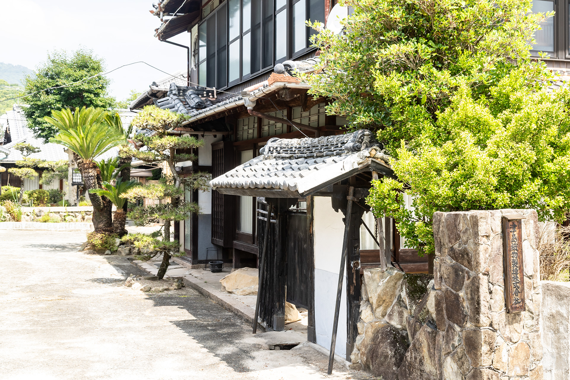 津島織物製造株式会社。入口脇の建物も時代を感じさせる