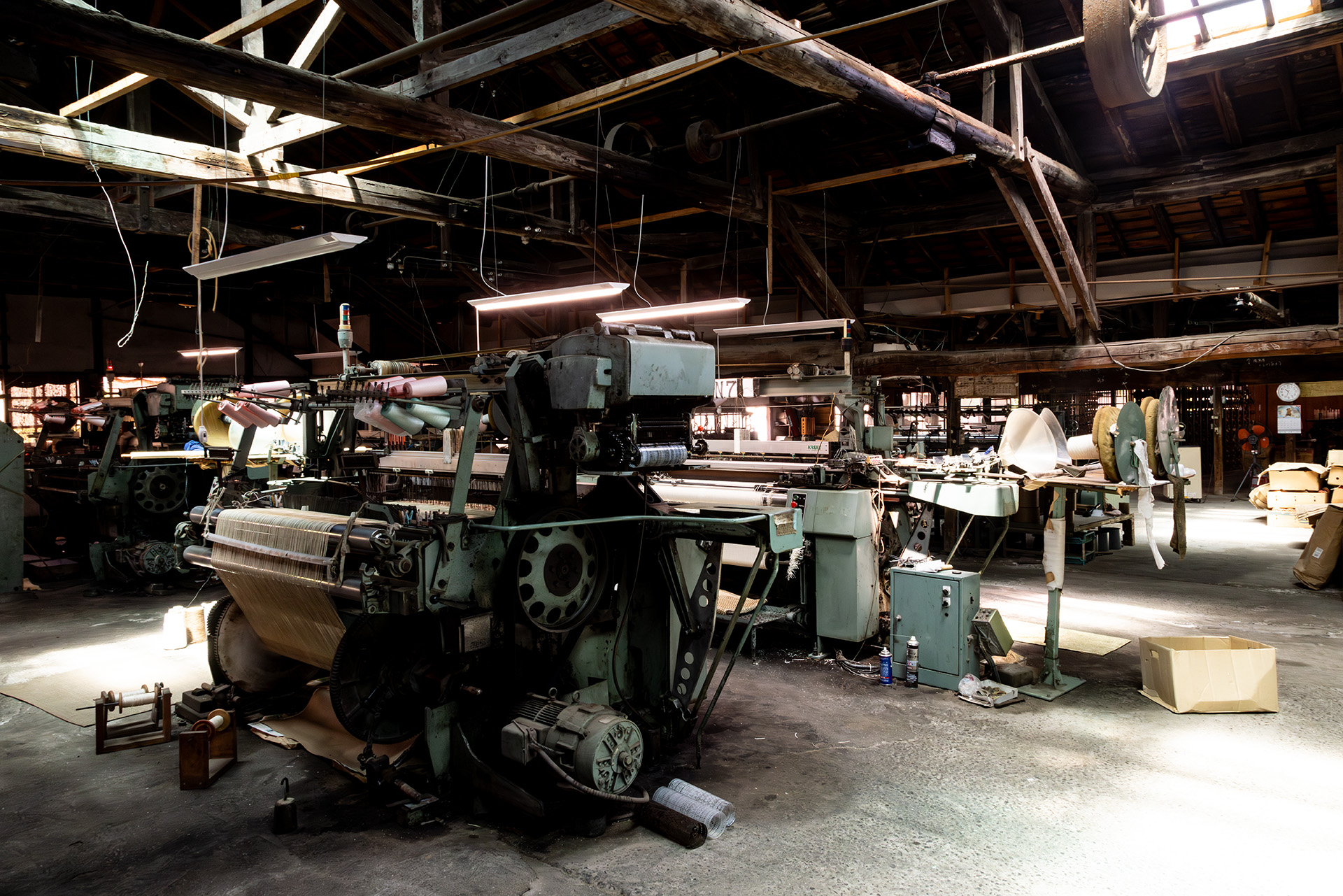 年代物の織機が並ぶ