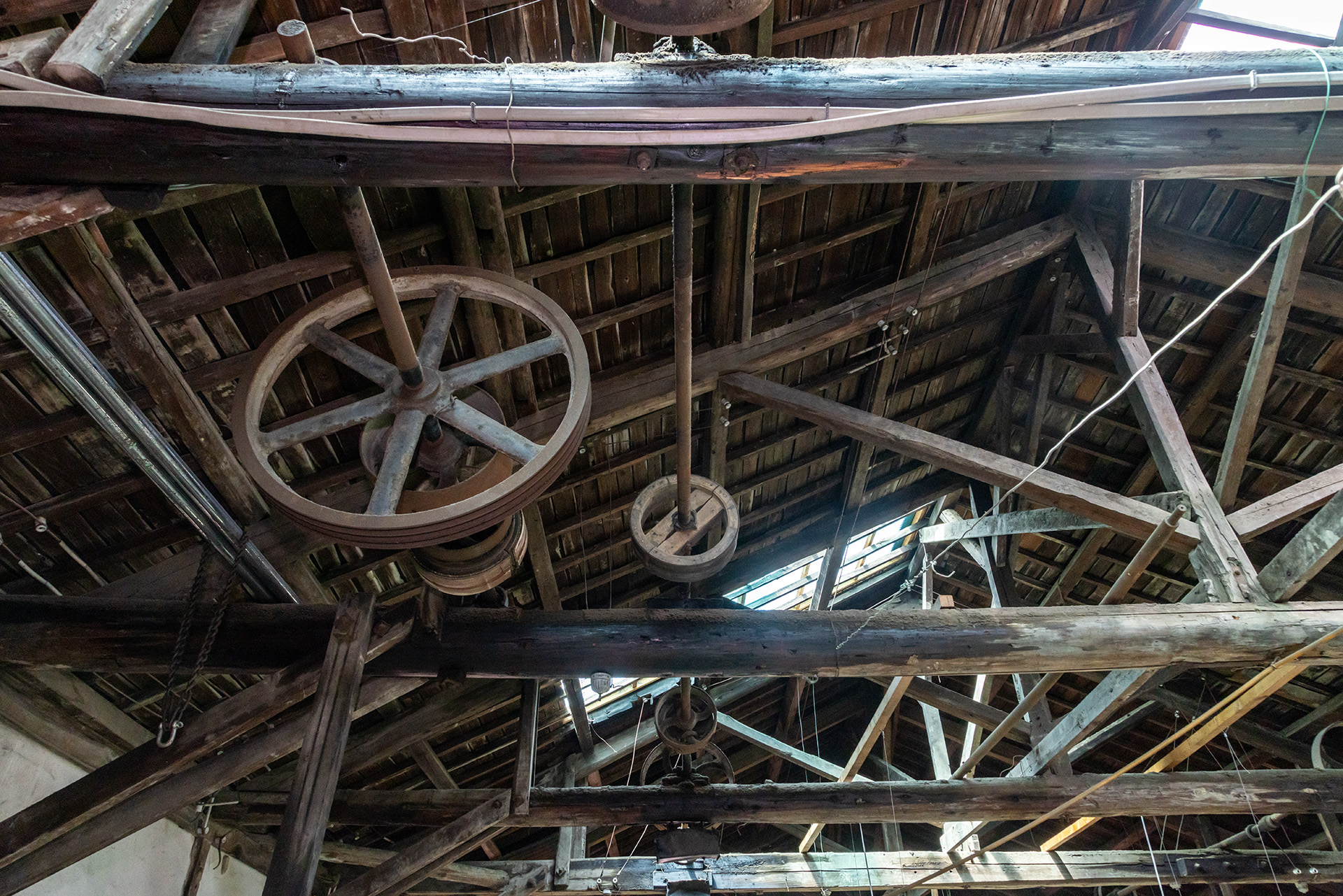 天井を見上げるとベルトで駆動していた時代の名残が