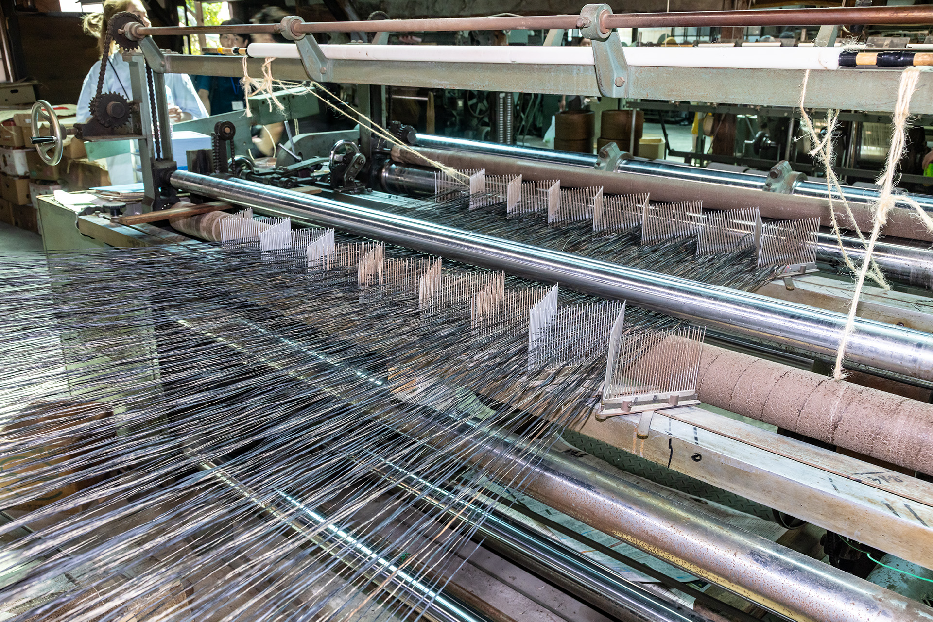 縦糸が横幅に合わせてまとめられていく