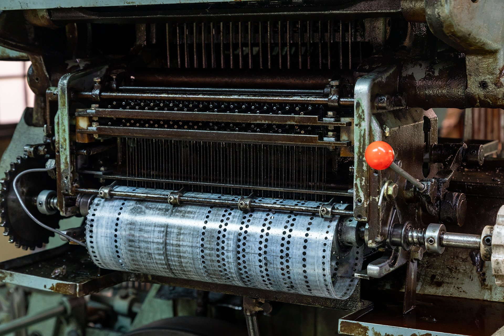 柄を作り出すのはパンチカード。これに沿って縦糸と横糸の組み合わせ自動的に調整するワケ