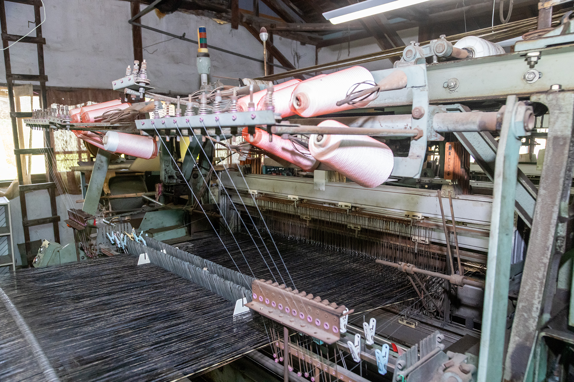 横糸が送り込まれる