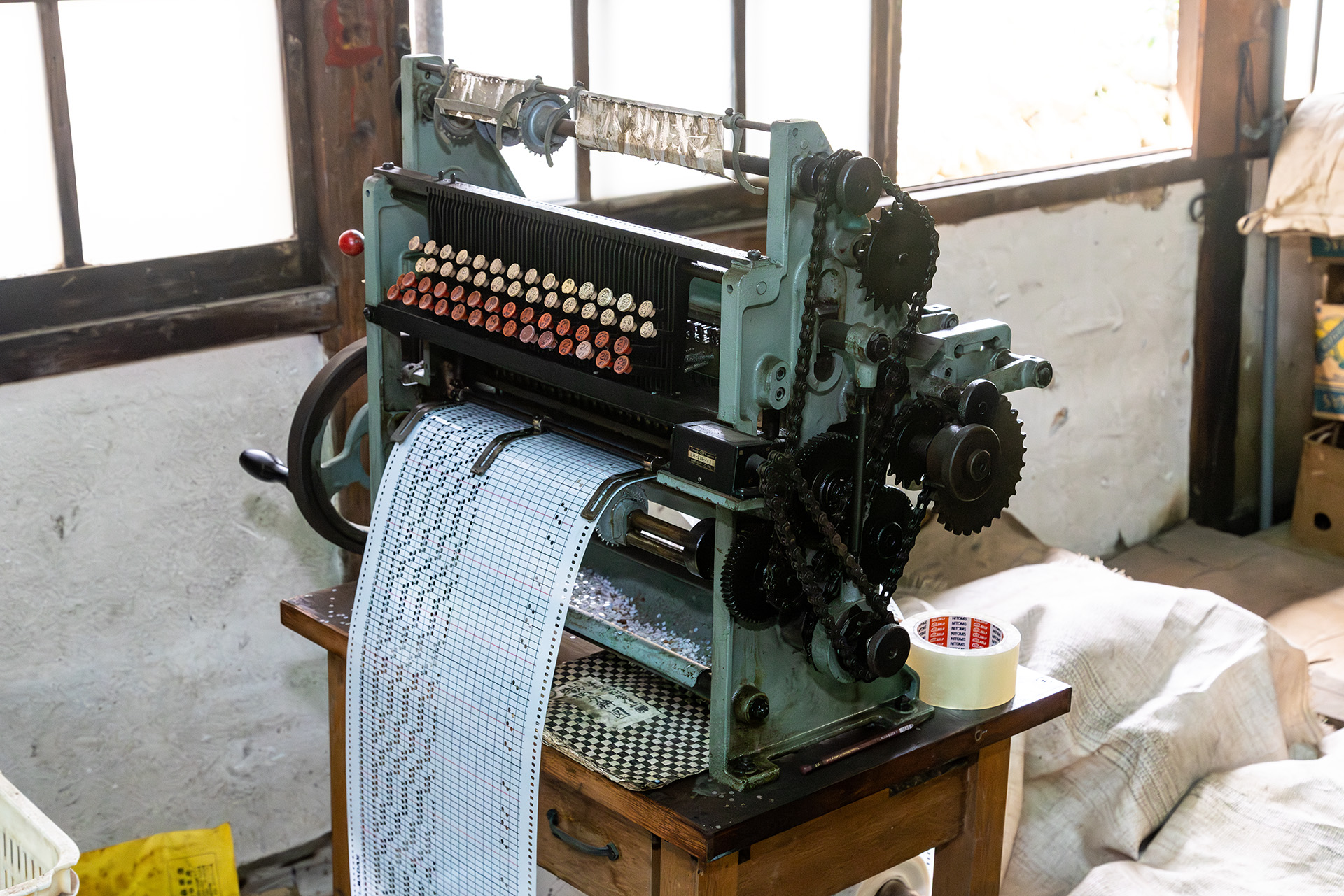 パンチカードを作る機械はタイプライターのような感じ