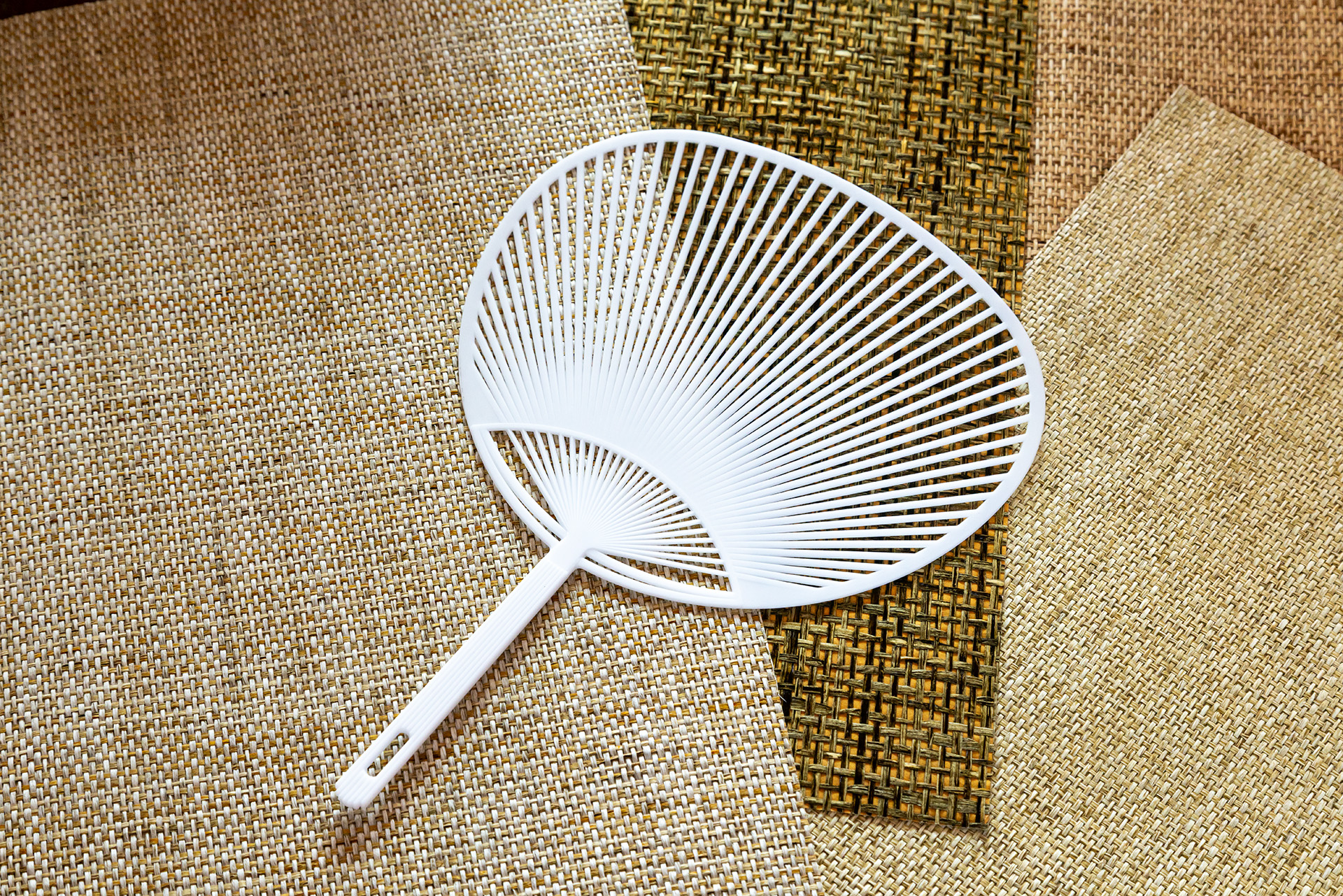 団扇を作ってみた。紙布はさまざまな柄が用意されているなかからチョイス