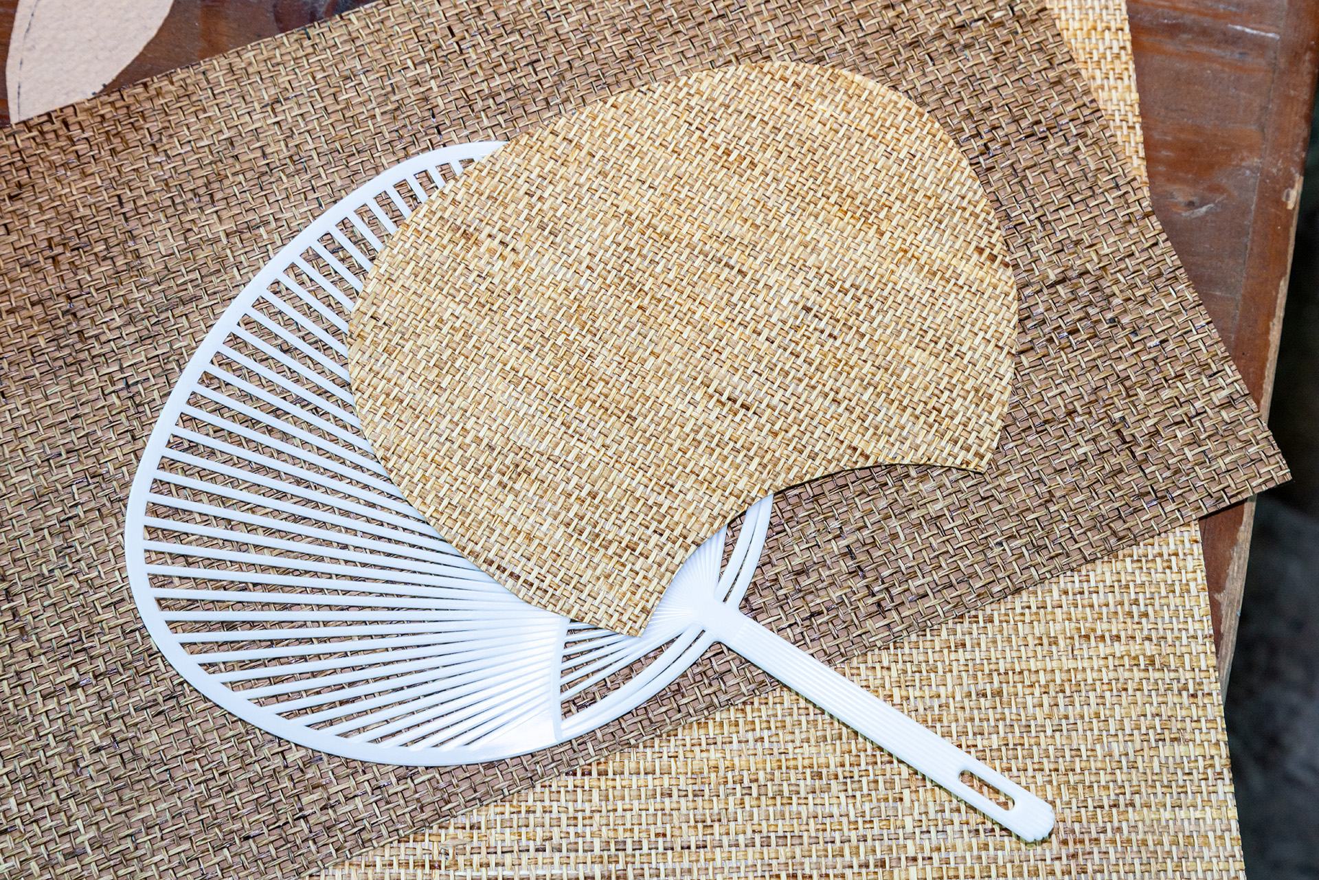 あとはハサミで切ってボンドで貼るだけ