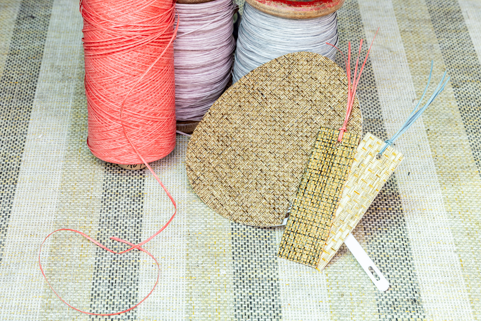 余った紙布でしおりも作ることができる