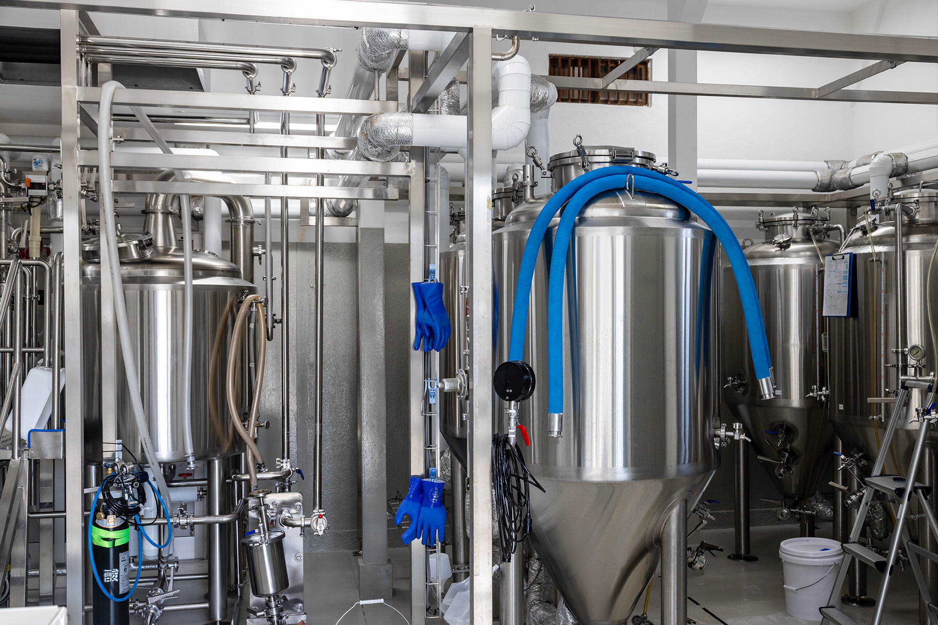 敷地の奥に江田島ワークスがある。生産量は年間約6000Lほどだという