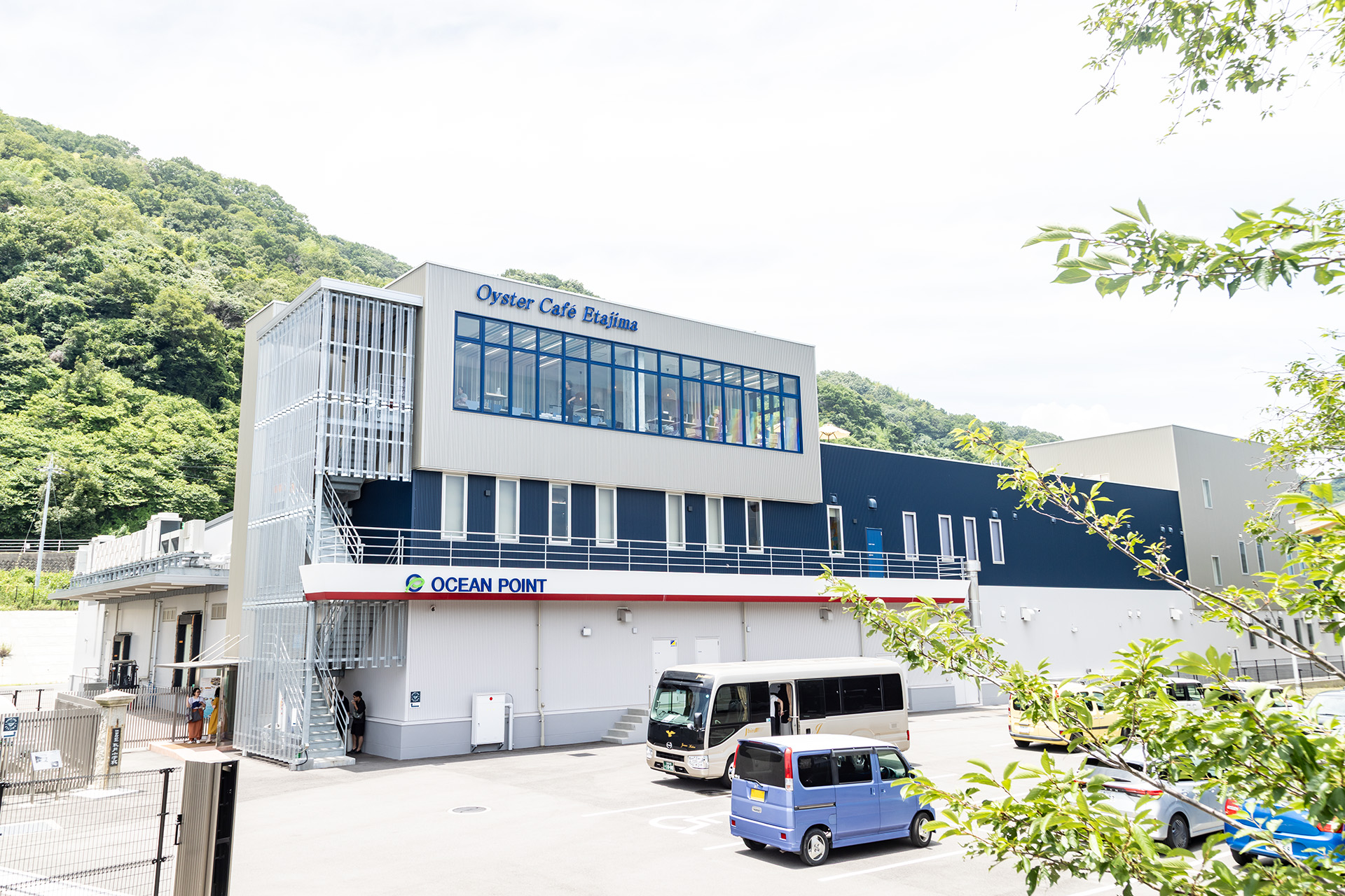 OYSTER CAFE江田島は江田島オイスターファクトリーの3階。人が見えるあたりに専用のエレベーターがある