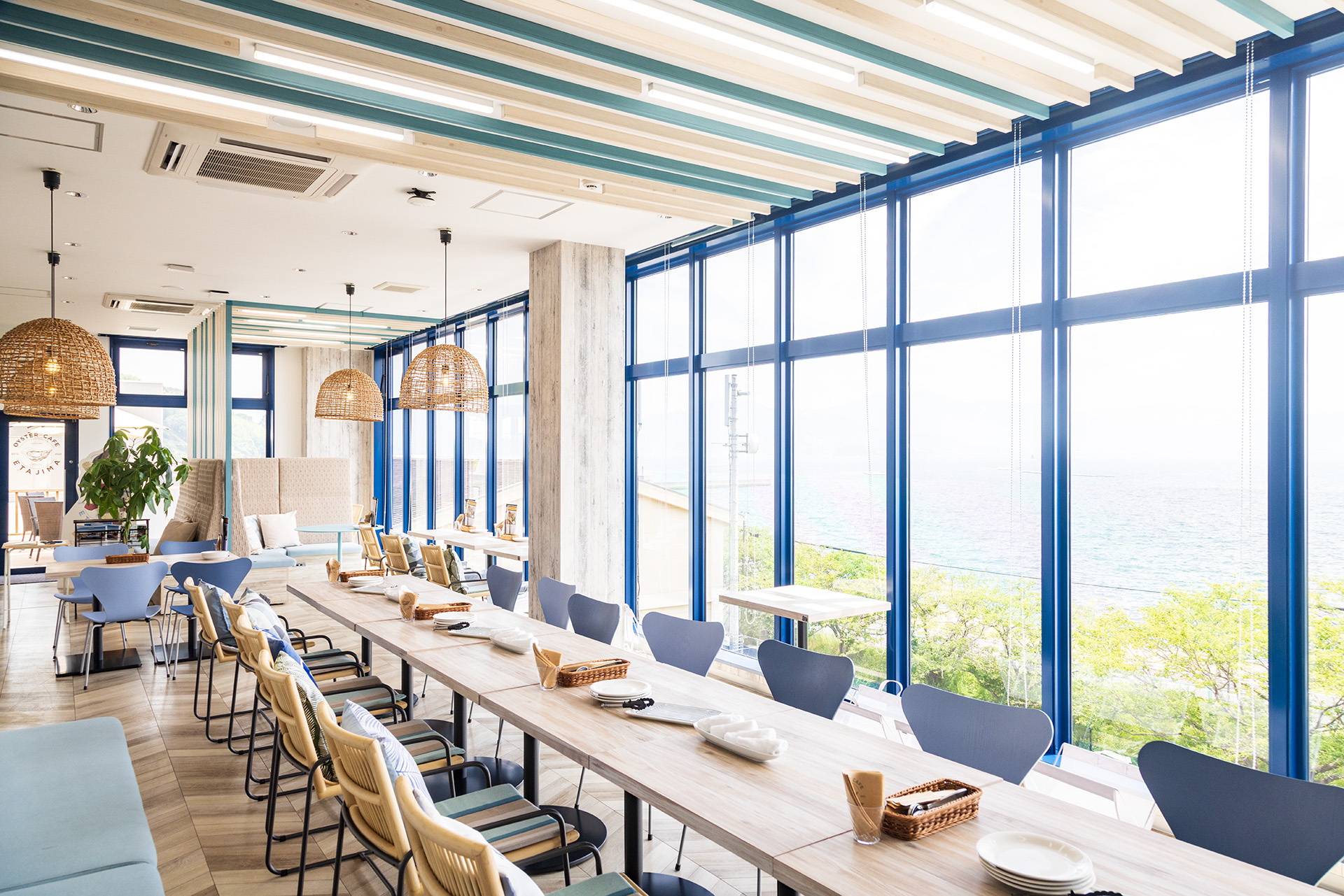 ガラス張りで明るい店内