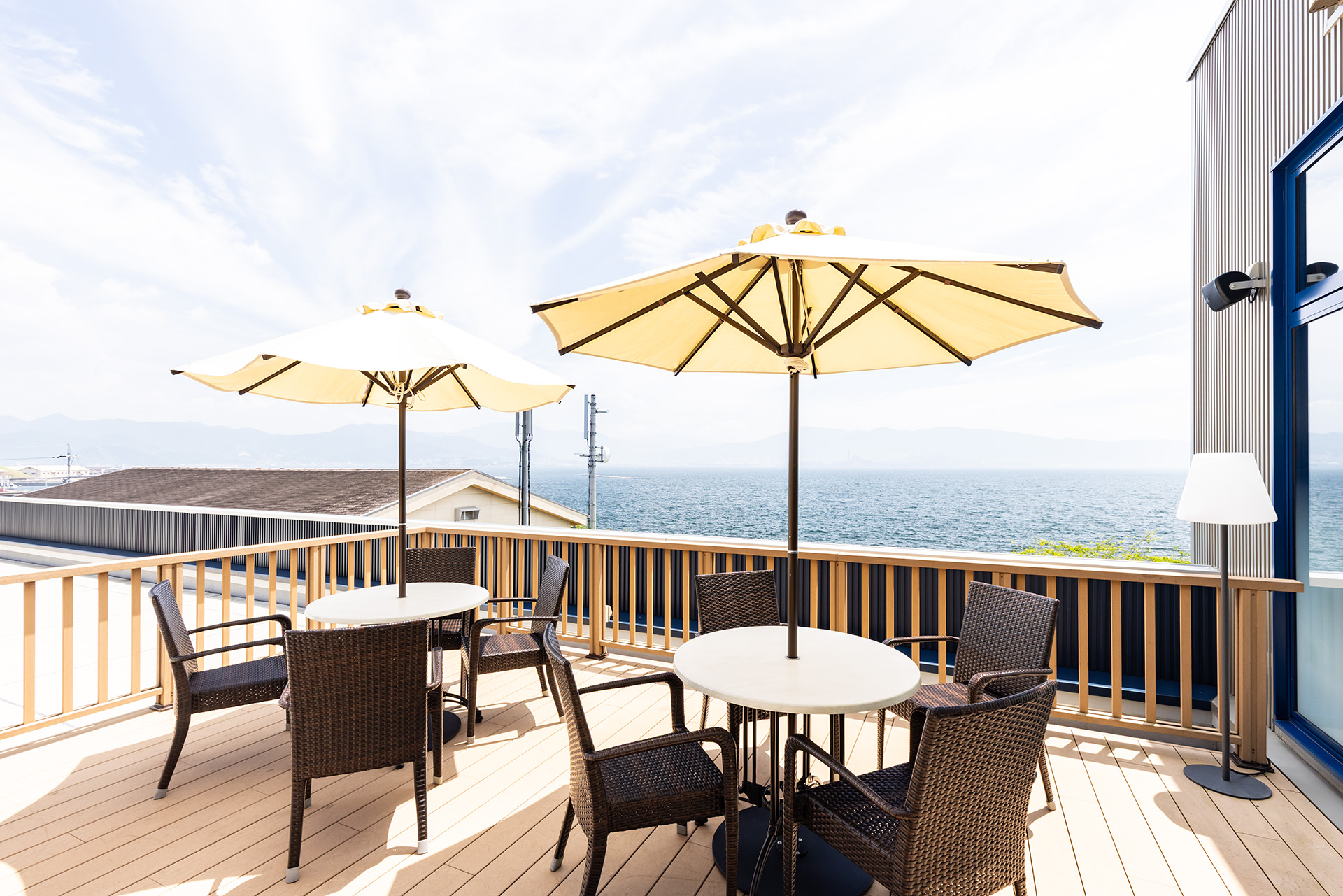 屋外にはテラス席も