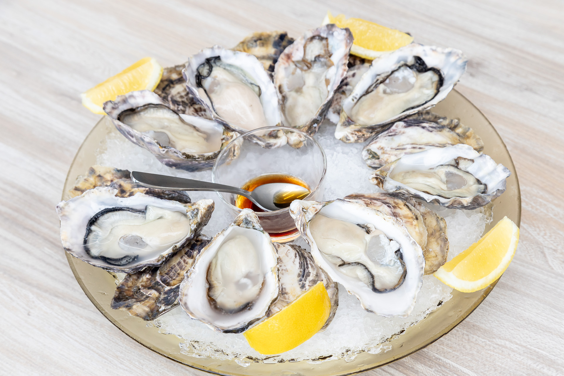 田島産の生牡蠣。冬場は江田島産が提供できるそうだ