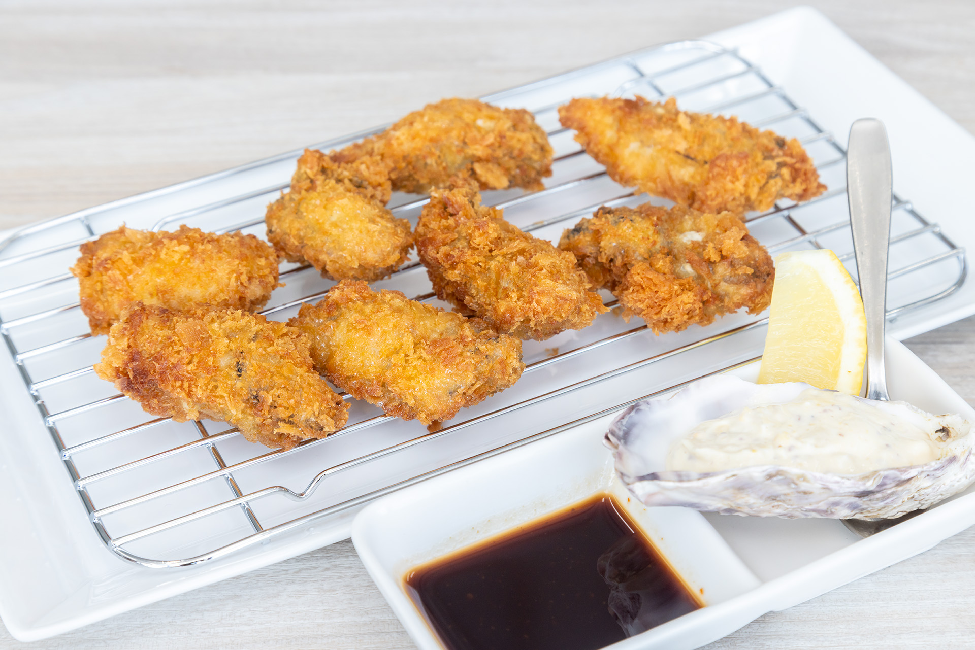 見るからに美味しそうな牡蠣フライ。ガリが入った特製タルタルソースや自家製ソースでいただく