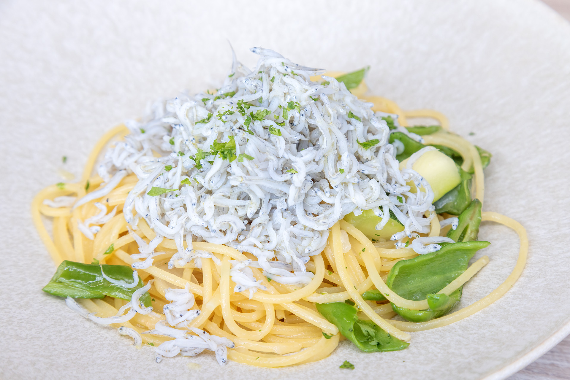 瀬戸内しらすと季節野菜のスパゲティ ペペロンチーノ。この日は香川県産のしらす、江田島産の万願寺唐辛子を使用