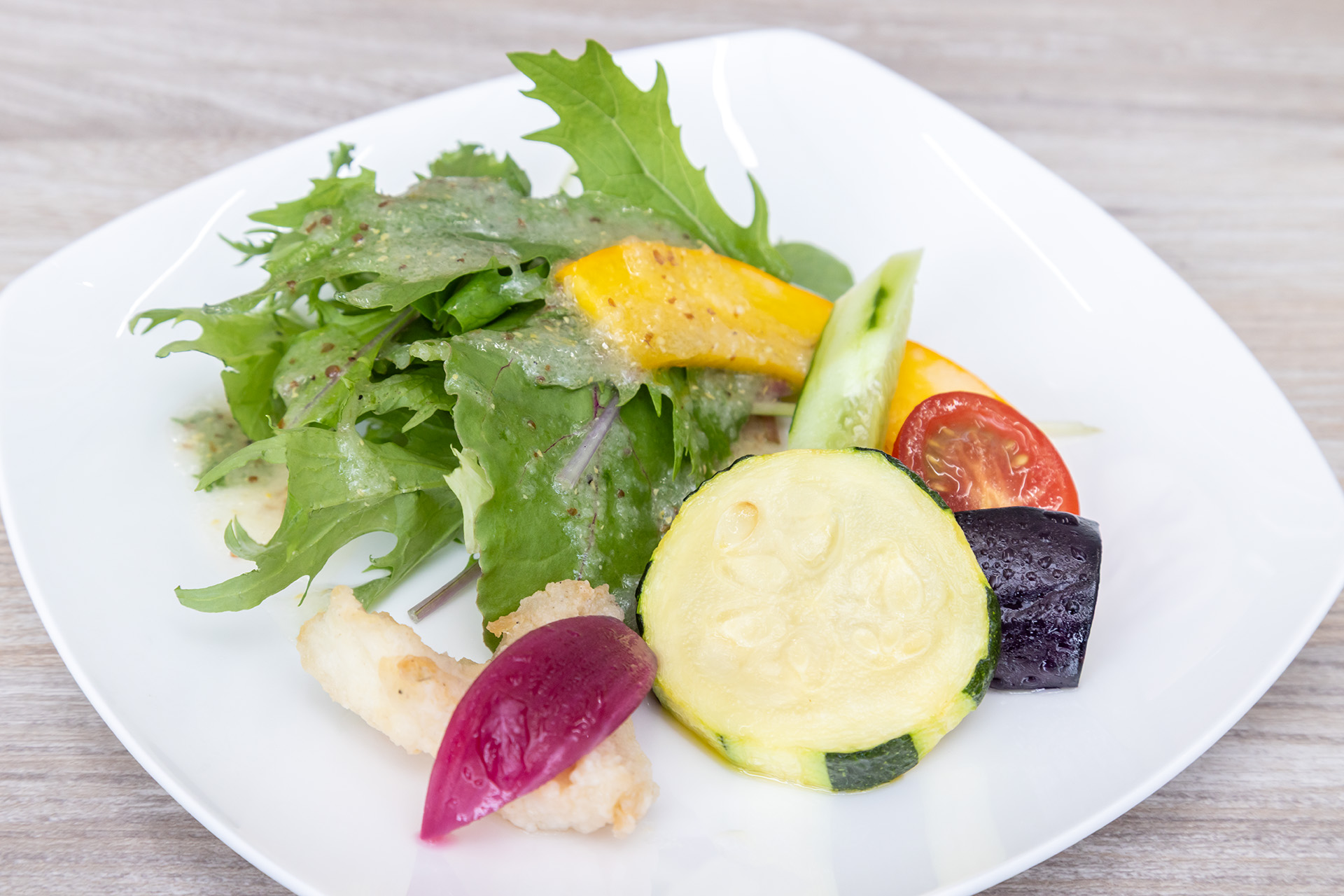 鯛のフリットが入ったサラダ。きゅうりは江田島産