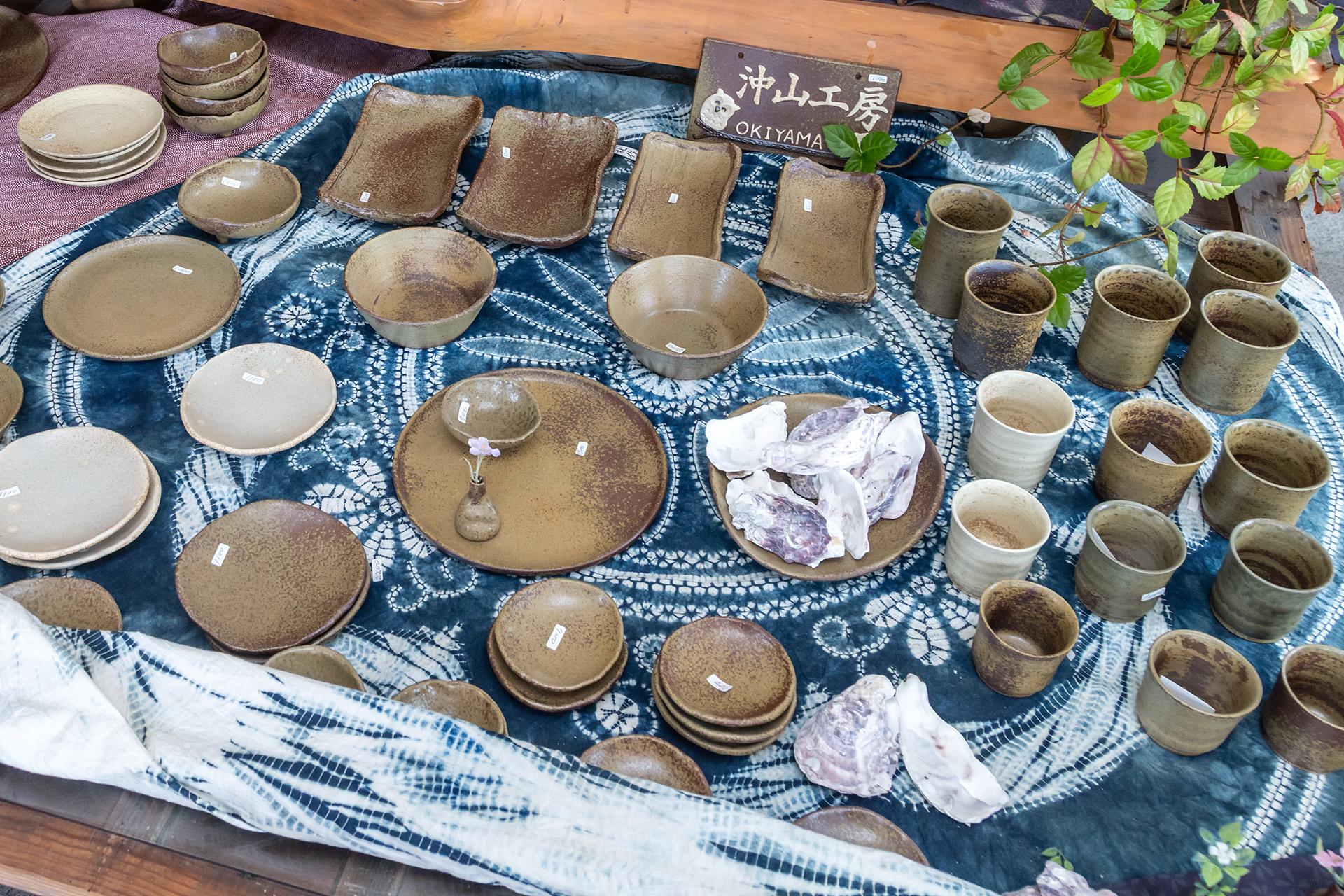 さまざまな江田島焼が並んでいる