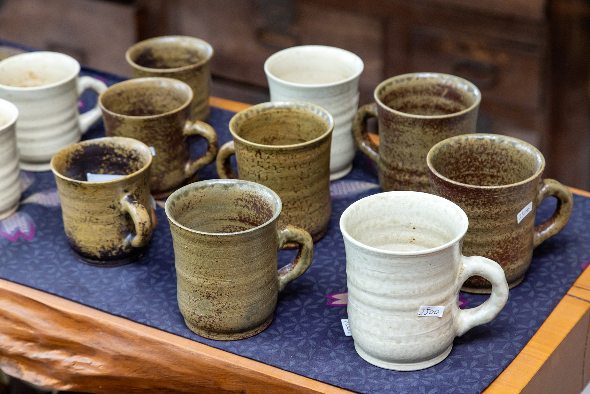 茶色っぽいのが牡蠣殻100％の釉薬を使ったもの