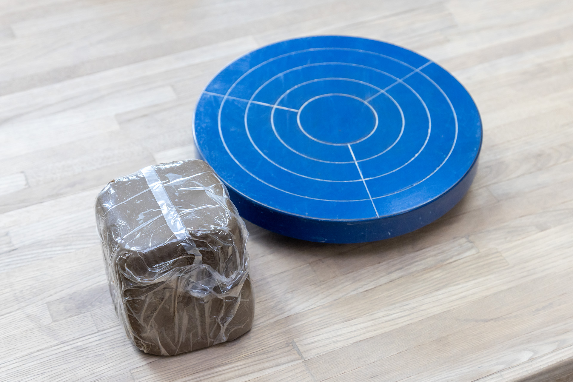 ひもづくりで使うのは練り上げられた粘土と手まわしろくろだけ