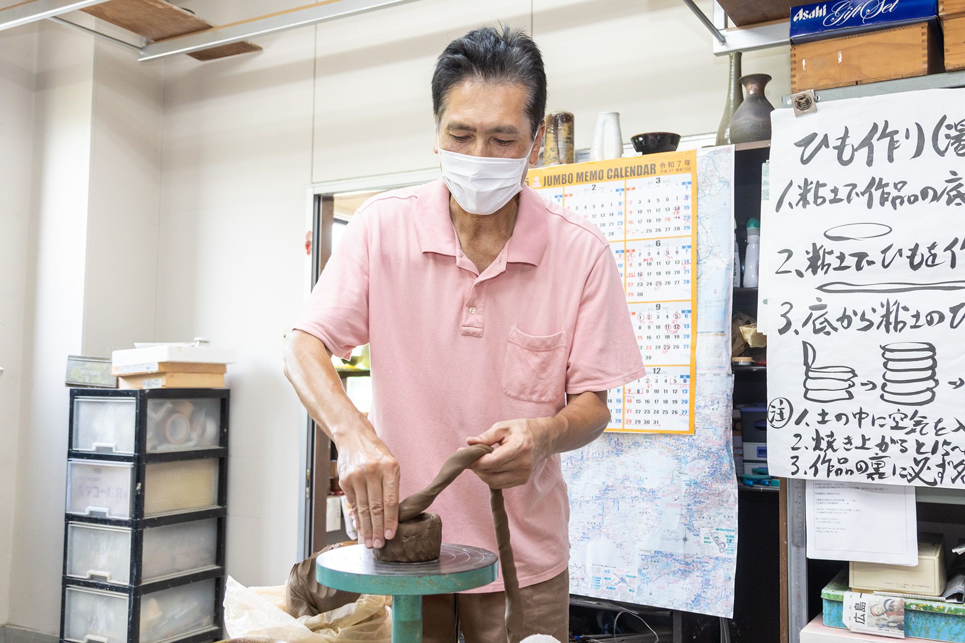 ひも状にした粘土を積み上げていく