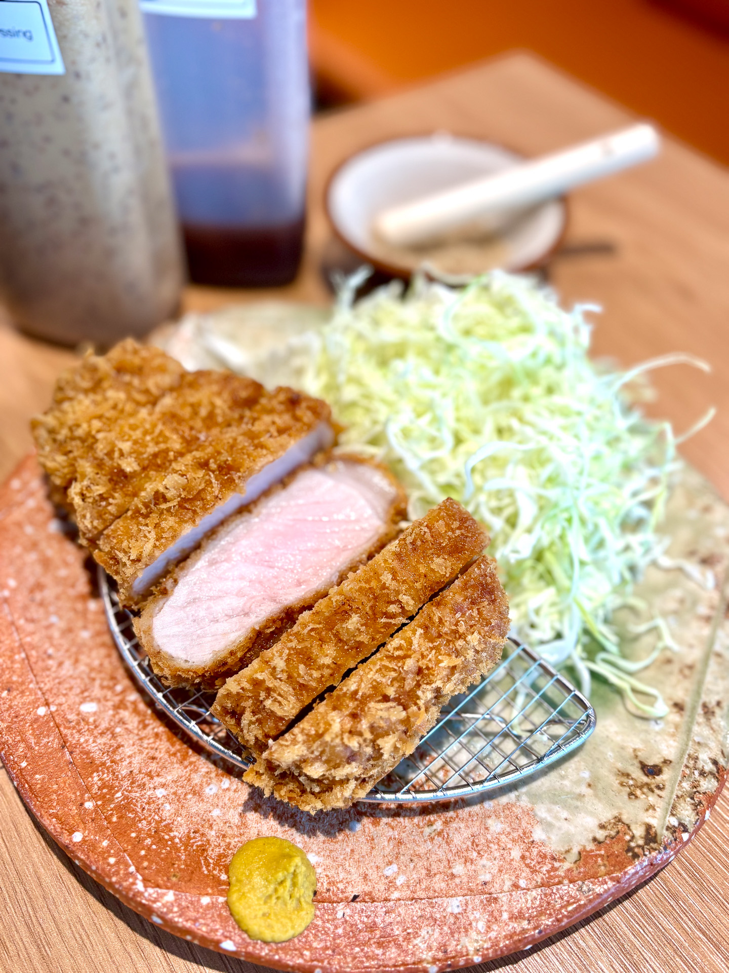肉のクオリティを活かすのは経験豊富な料理人の技。熟成ロースとんかつ定食（昼18ドル～、夜28ドル～）