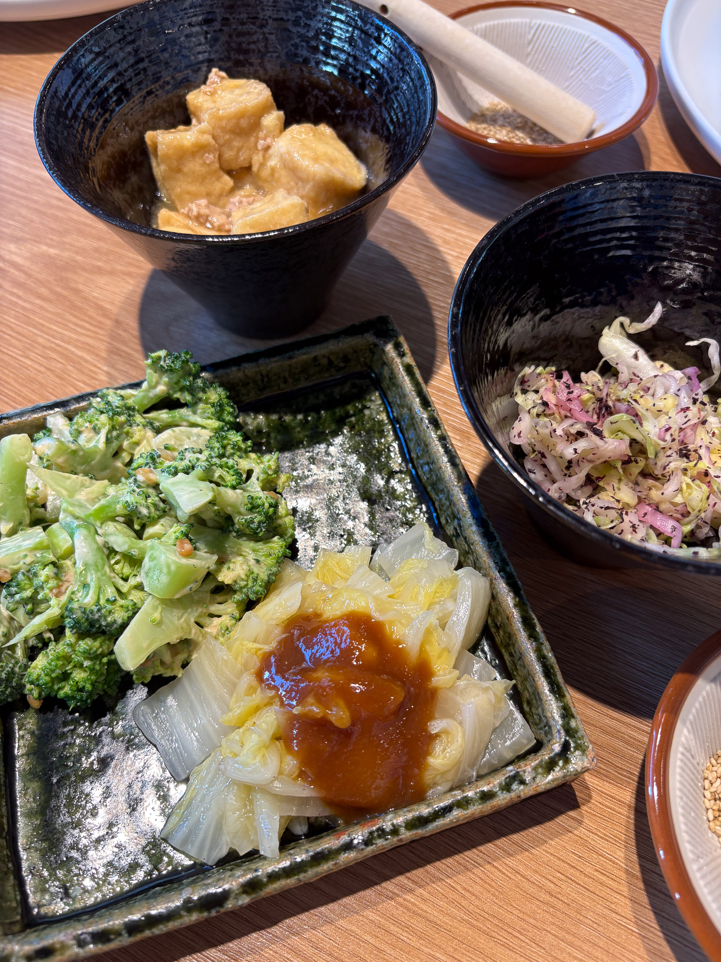 セットに付く小鉢も一品ずつ丁寧に作られた「和食」であるのがうれしい