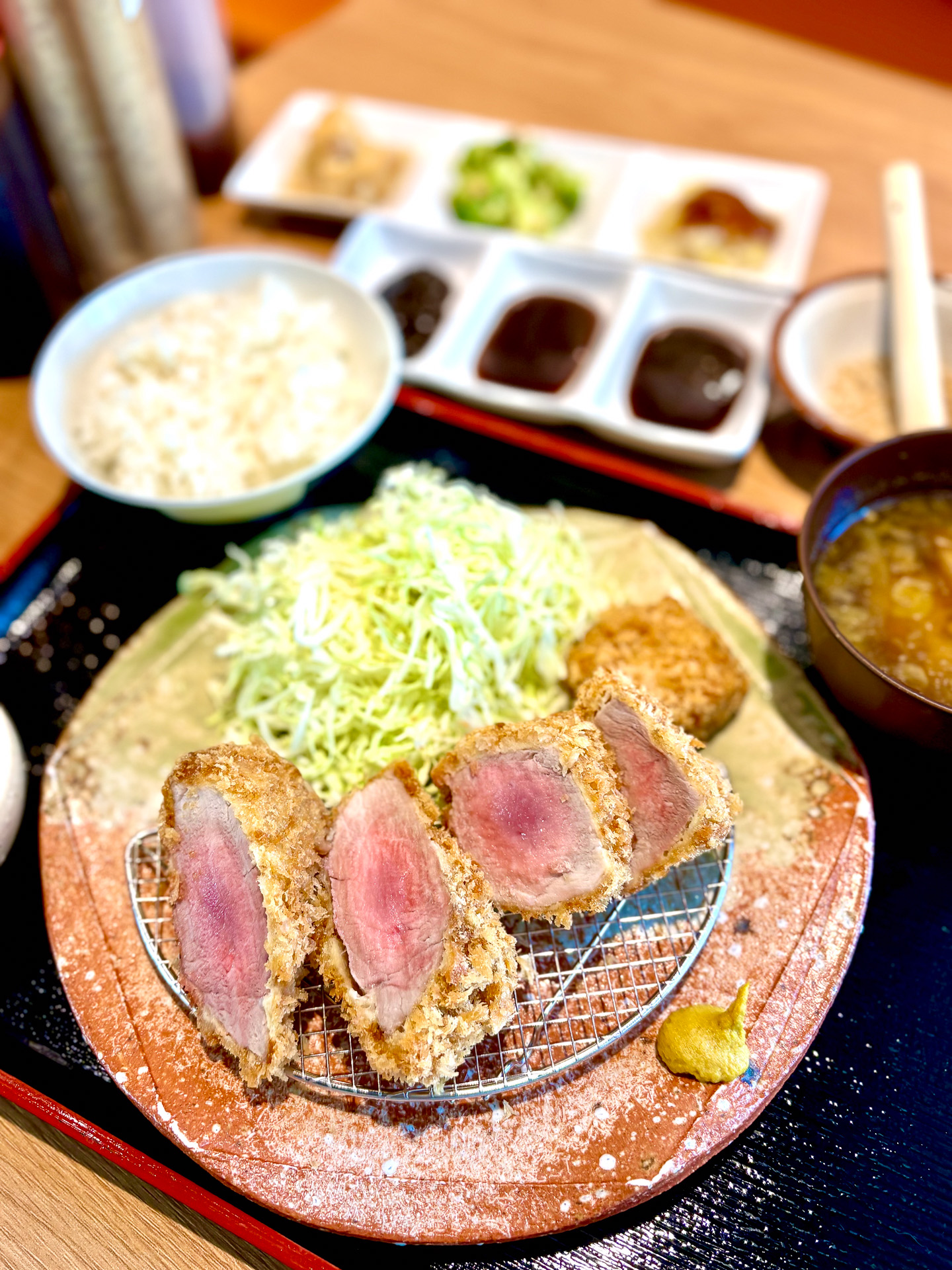 ジューシーに食べられるギリギリの火入れをしているという熟成ヒレカツ定食（夜30ドル～）