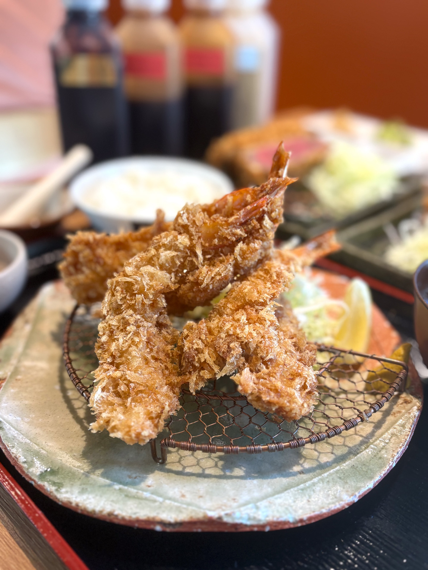 エビフライもからりと揚がっていた。エビフライ5本入りの定食（32ドル）