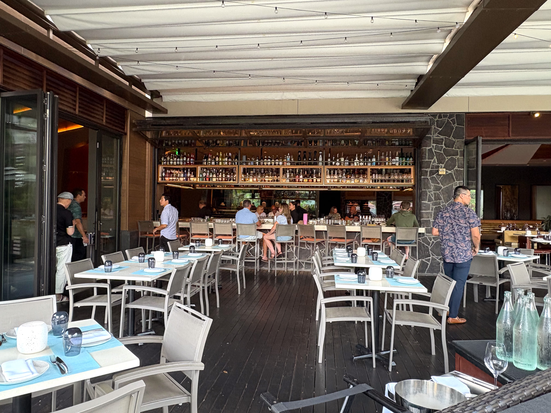 開放的な空間で、カウンターは地元の人や欧米からの観光客でにぎわう