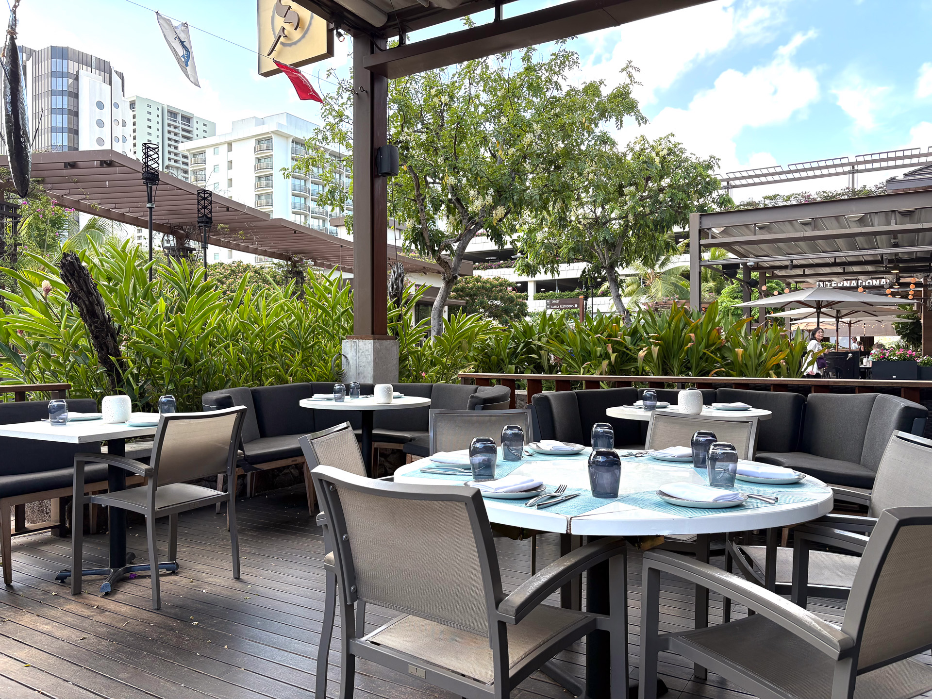 美しい夕景を臨めるテラス席もオススメ。筆者は毎回テラス席を指定している