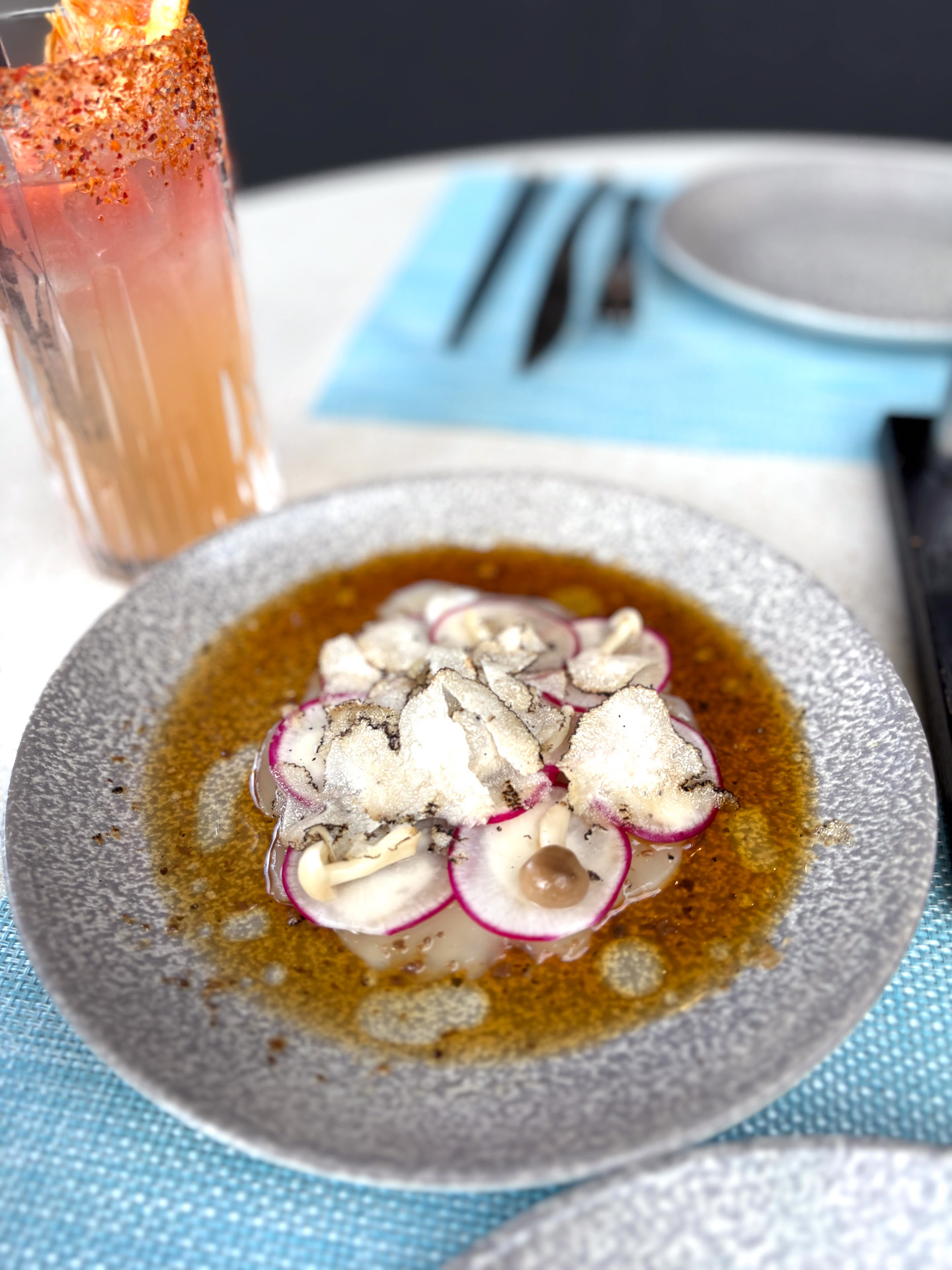 ホタテのカルパッチョ（26ドル）。トリュフポン酢＆アイオリ、シメジ、ラディッシュ、トリュフの供宴を堪能できる