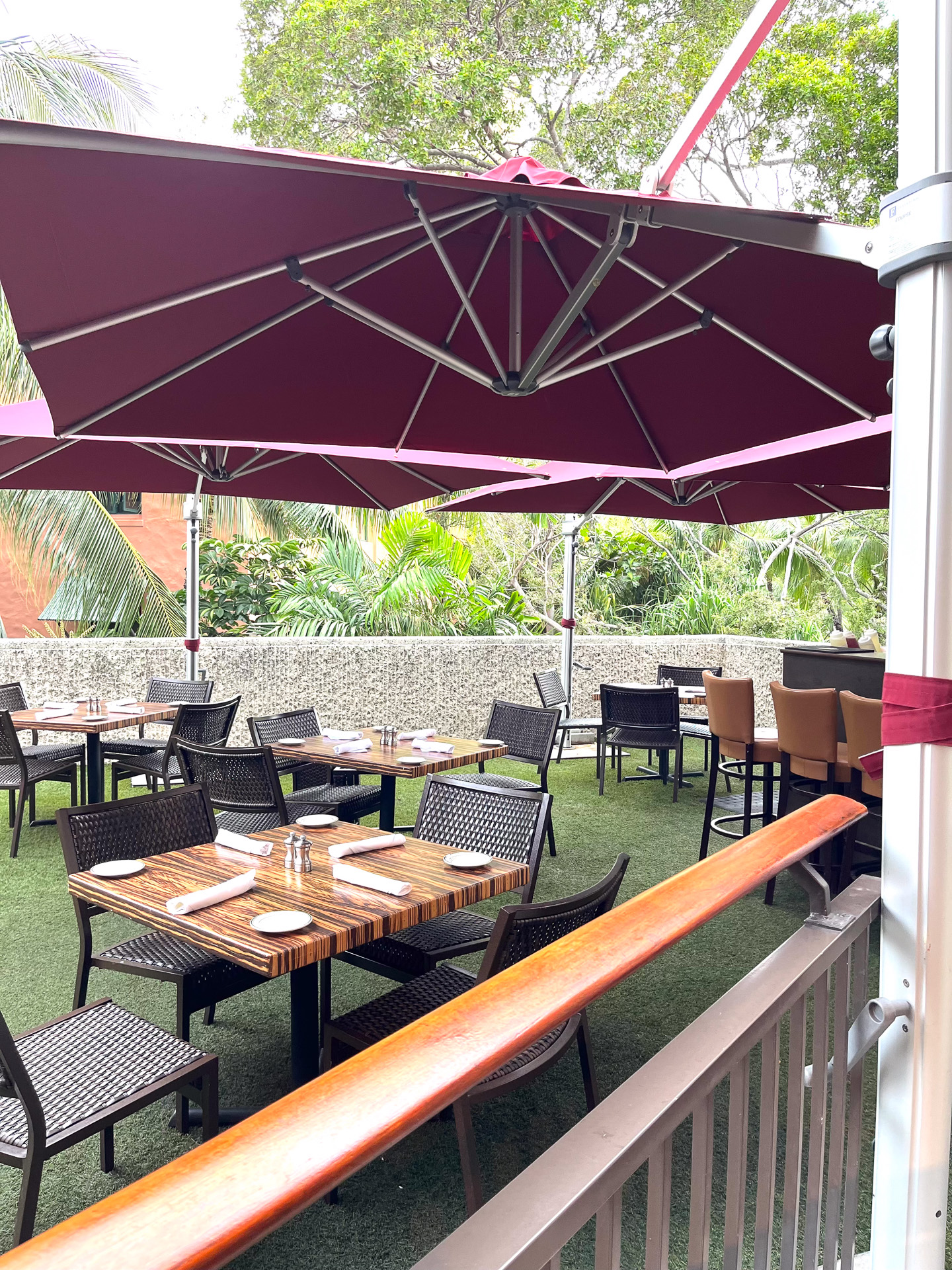 ウルフギャング・ステーキハウス・ワイキキ店の目の前のオープンエア・エリア