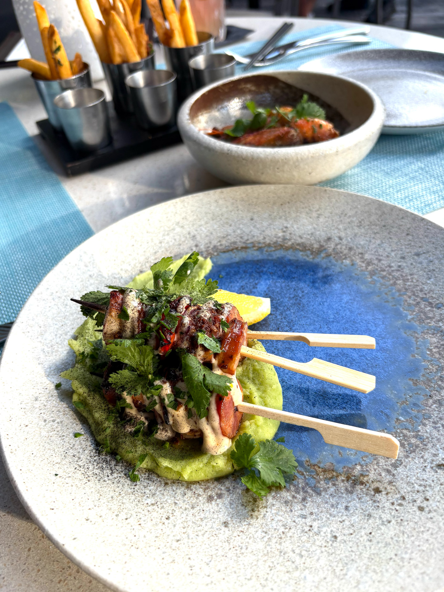 チョリソーアイオリ、ローストした野菜、ハラペーニョがアクセントのタコ＆ソーセージのグリル串（23ドル）