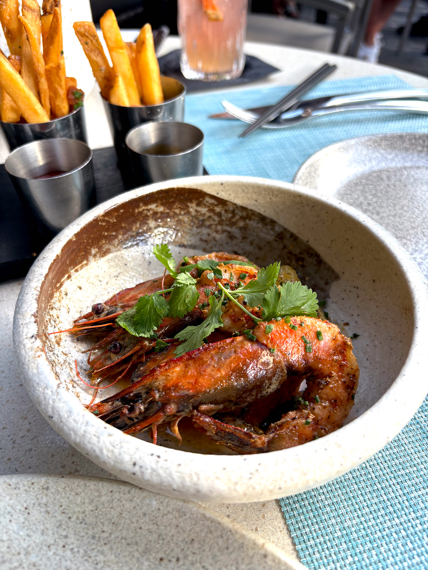 味噌バターのコクとグリルしたレモンの香りと一緒に味わうカウアイシュリンプ（21ドル）はジャンボサイズ