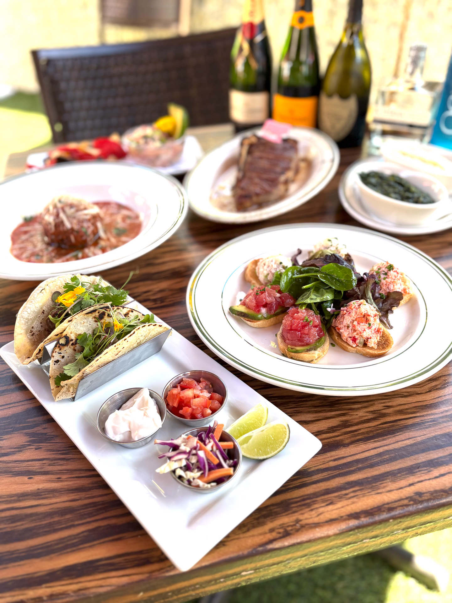 心地よい風と鳥のさえずりが聞こえる環境でカジュアルに食事をすることができる