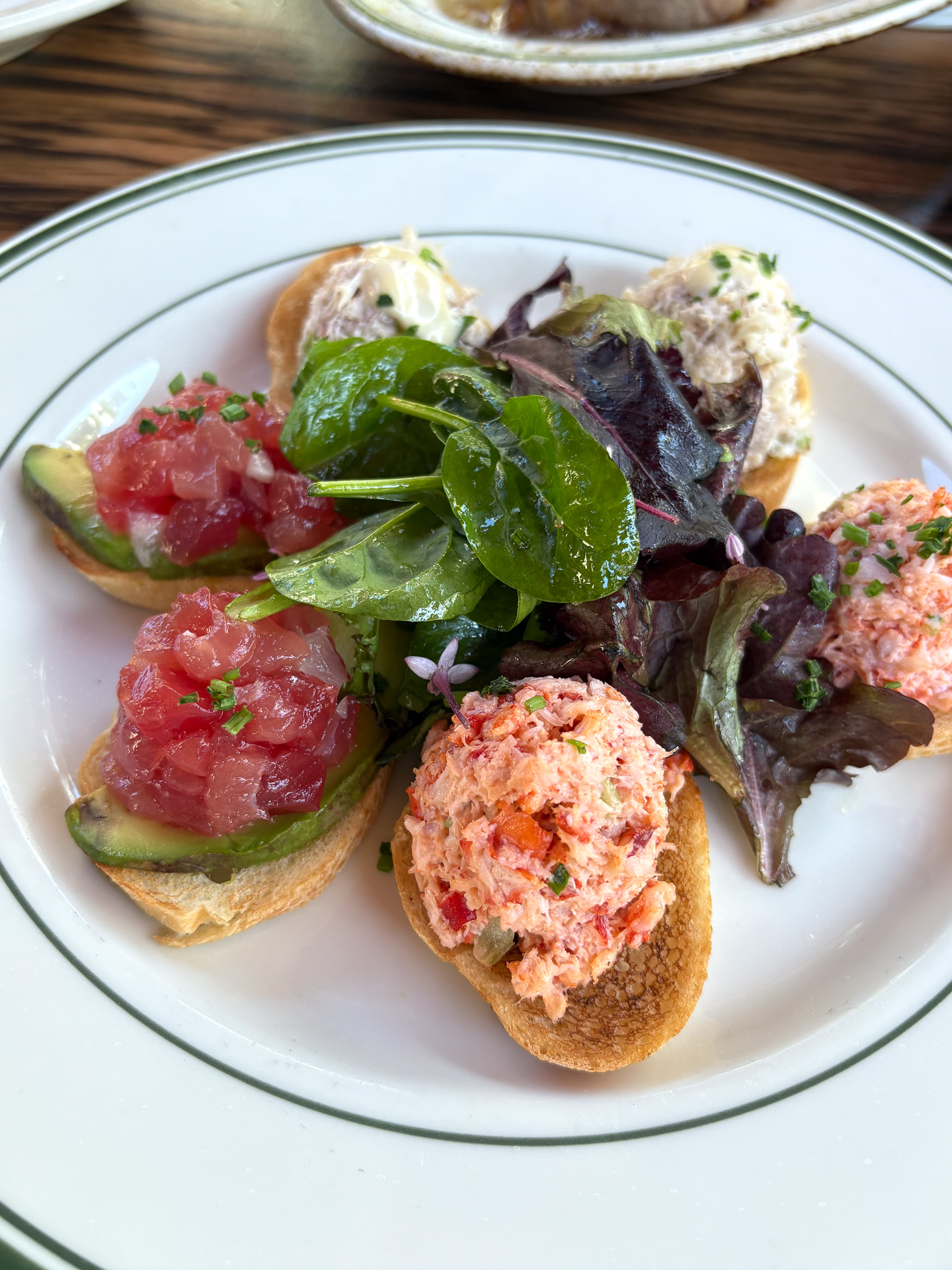 ポケやカニ、ロブスターなどを和えたいわゆるタルタルが乗ったシーフードコンボ（26ドル）