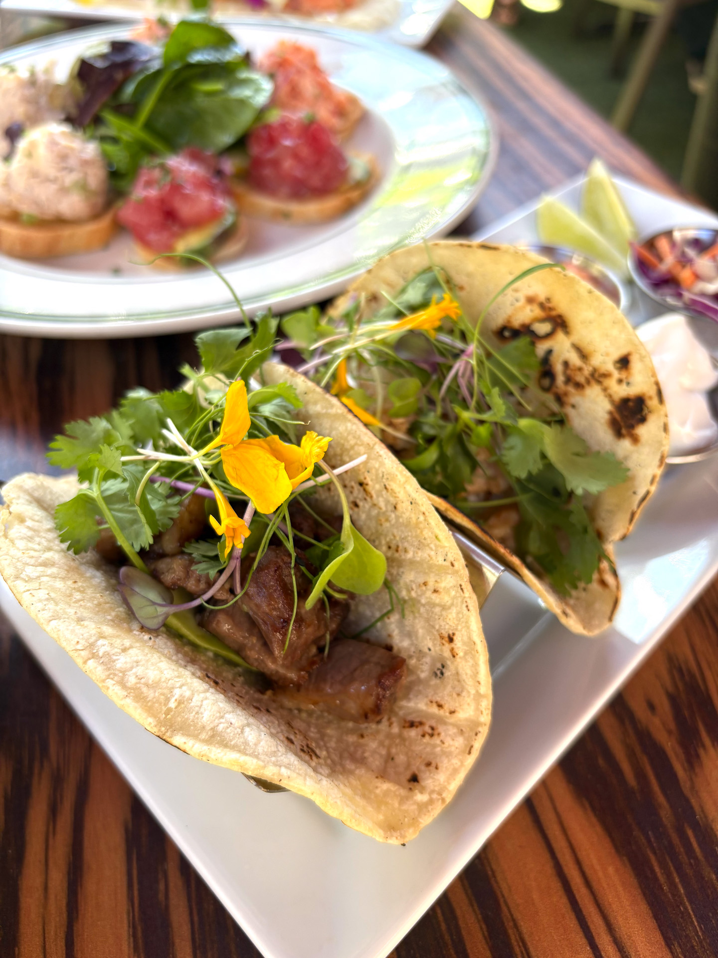 ビールのお供に最適な良質のUSDAプライムビーフ＆フィッシュタコス（18ドル）