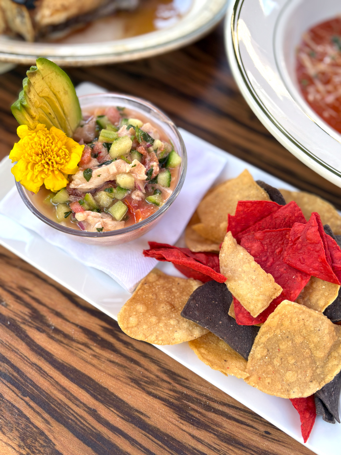 フィッシュセビーチェ（18ドル）はチップスと一緒に味わうのがハワイ流